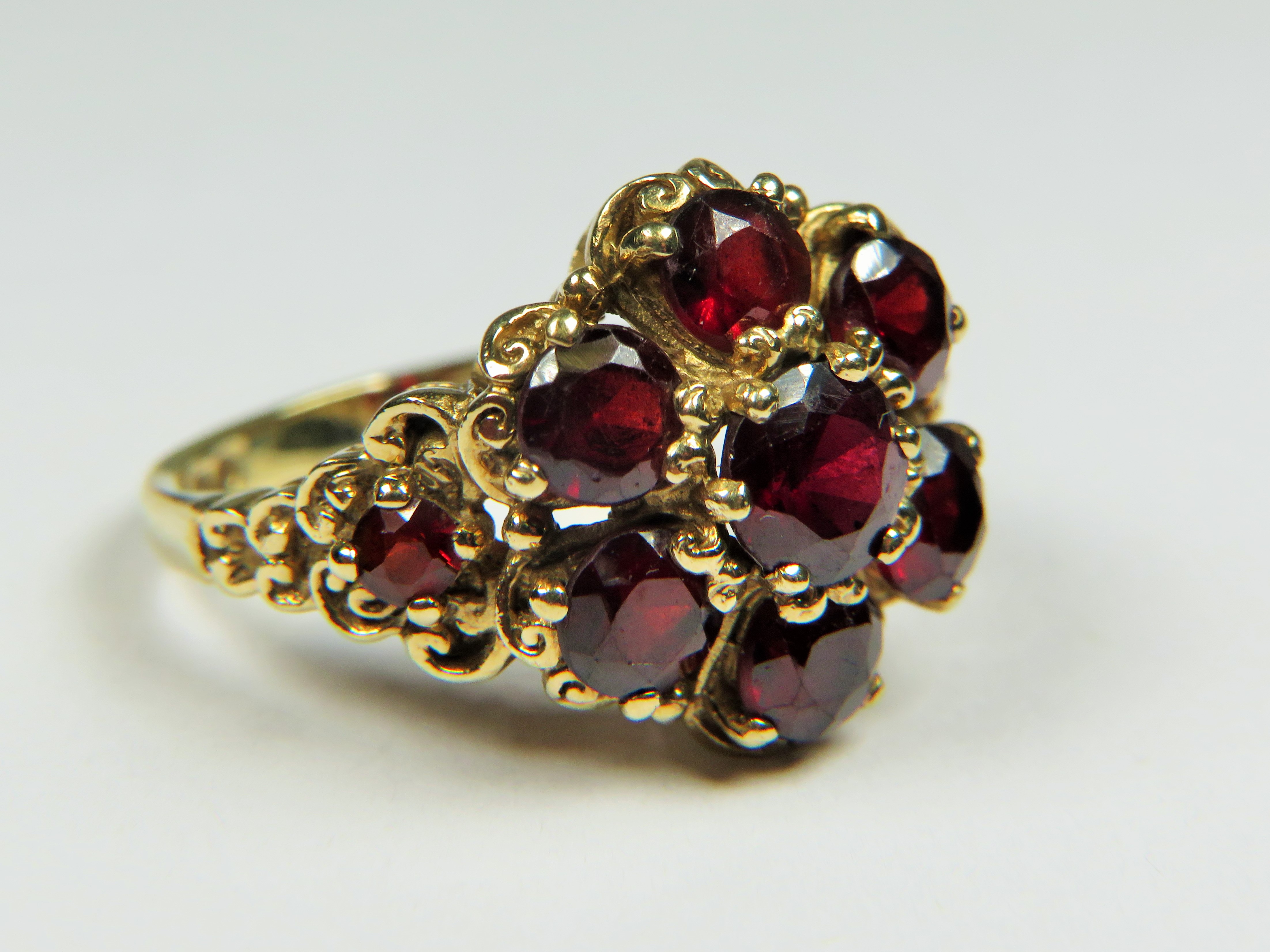 9ct Yellow Gold, Multi Garnet ring in a flower pattern. Finger size 'N'   6.1g - Image 2 of 4