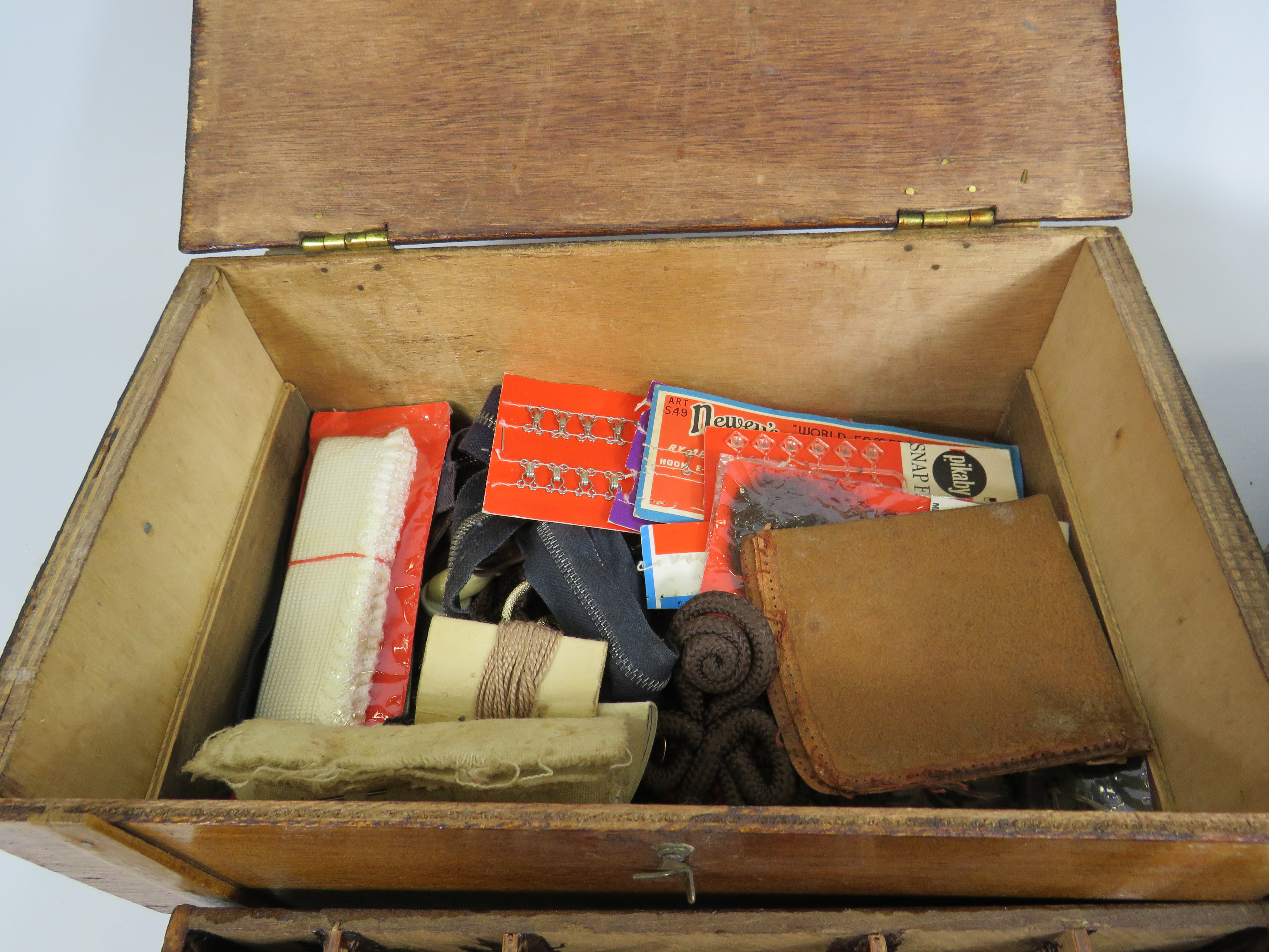 Vintage wooden sewing box and a wicker basket with contents. - Image 4 of 4