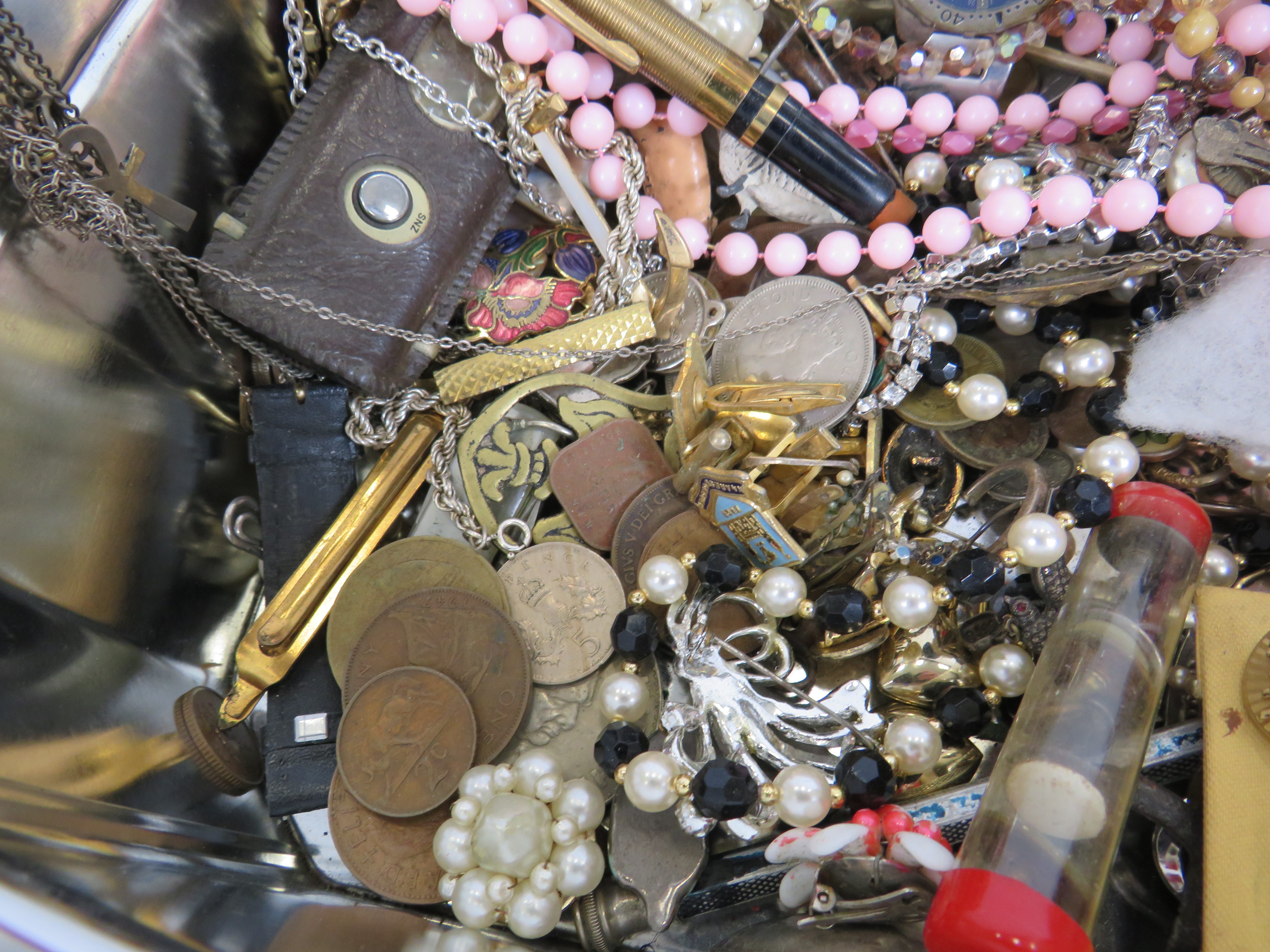 Tin containing a quantity of mixed collectables including coins, costume jewellery etc. - Image 3 of 4