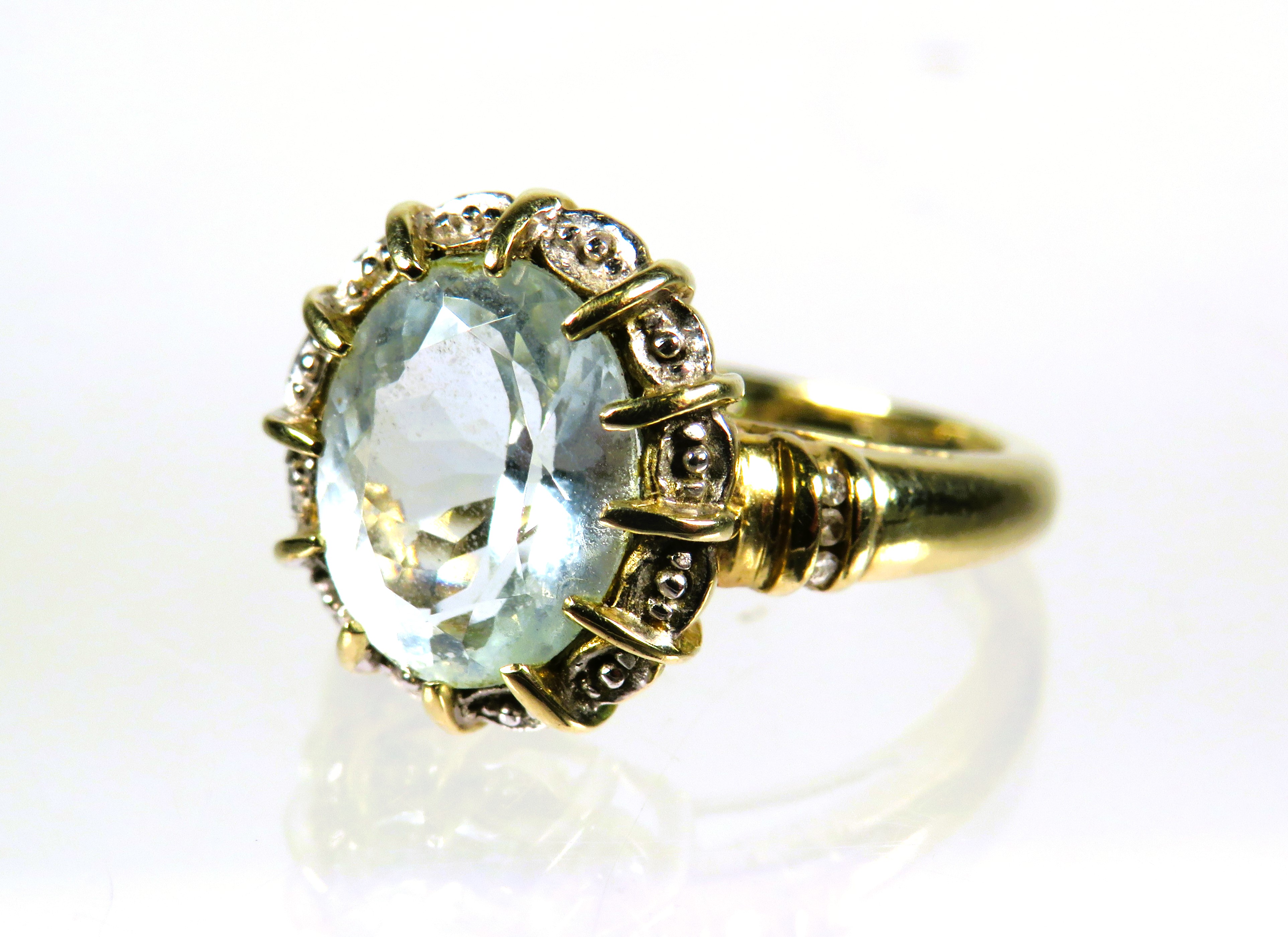 9ct Yellow Gold Ring set with a large Oval pale or White Topaz which measures approx 12 x 10mm. Fing - Image 3 of 3