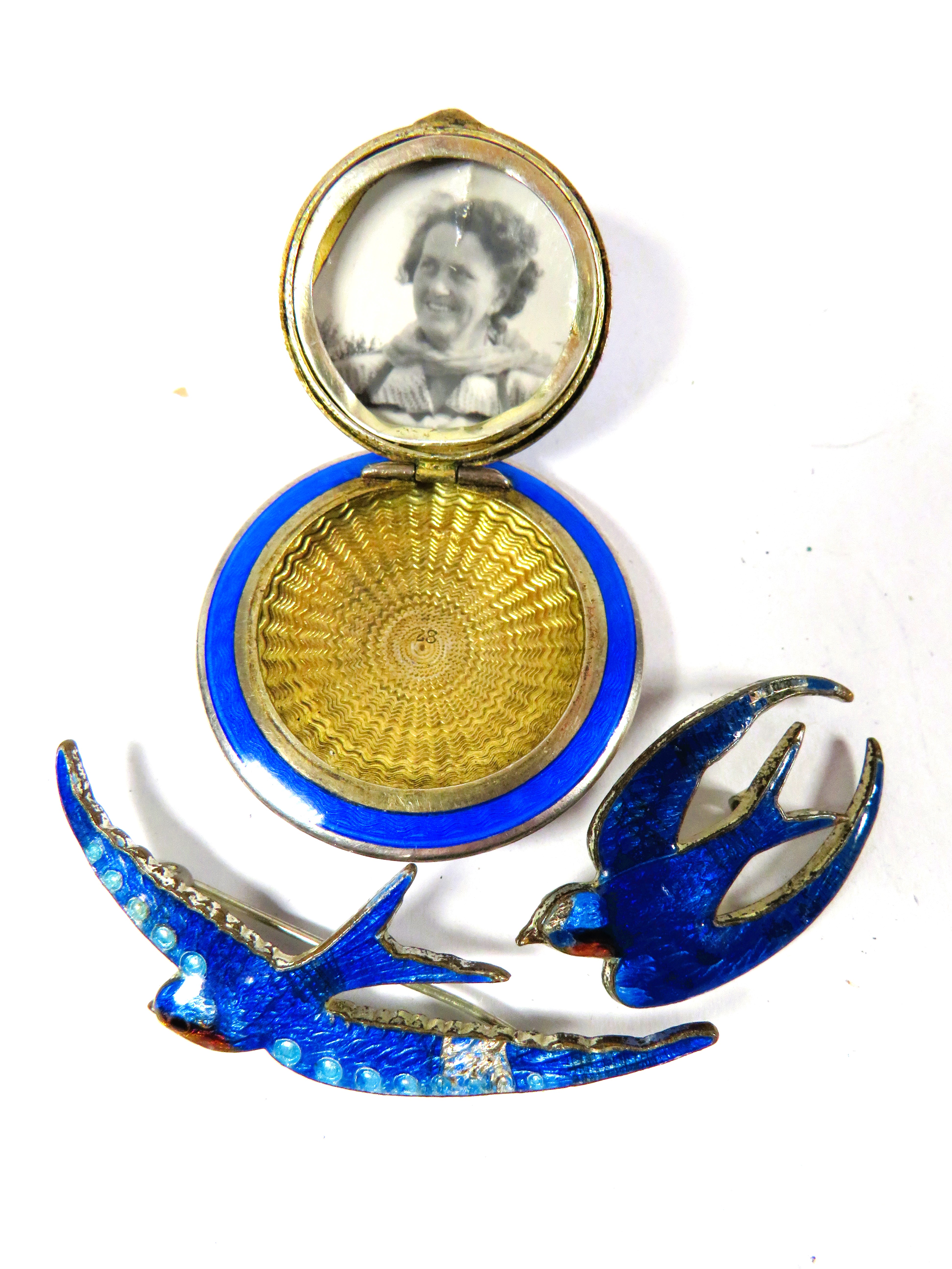 Pretty Metal and enamel Guilloche mini compact plus two Bluebird badges together with lucite Cigaret - Bild 2 aus 4