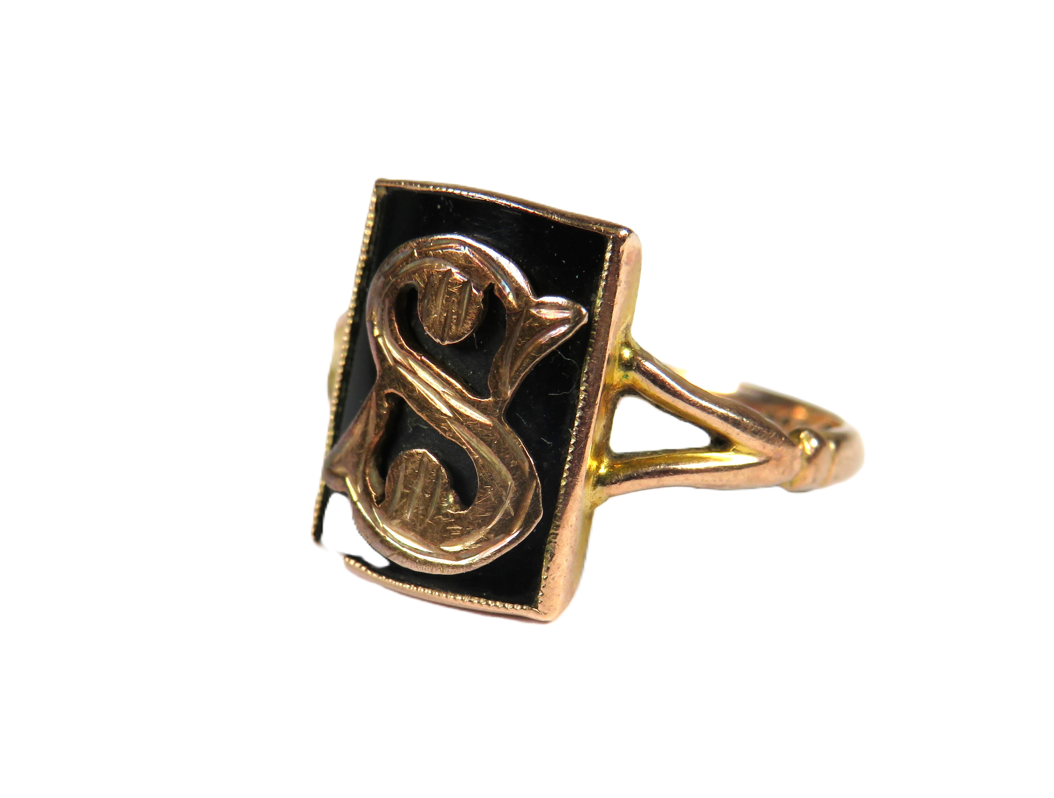 9ct Yellow Gold Vintage Ring set with a Jet square with the letter 'S' in Gold.  Finger size 'N'   2 - Image 3 of 3