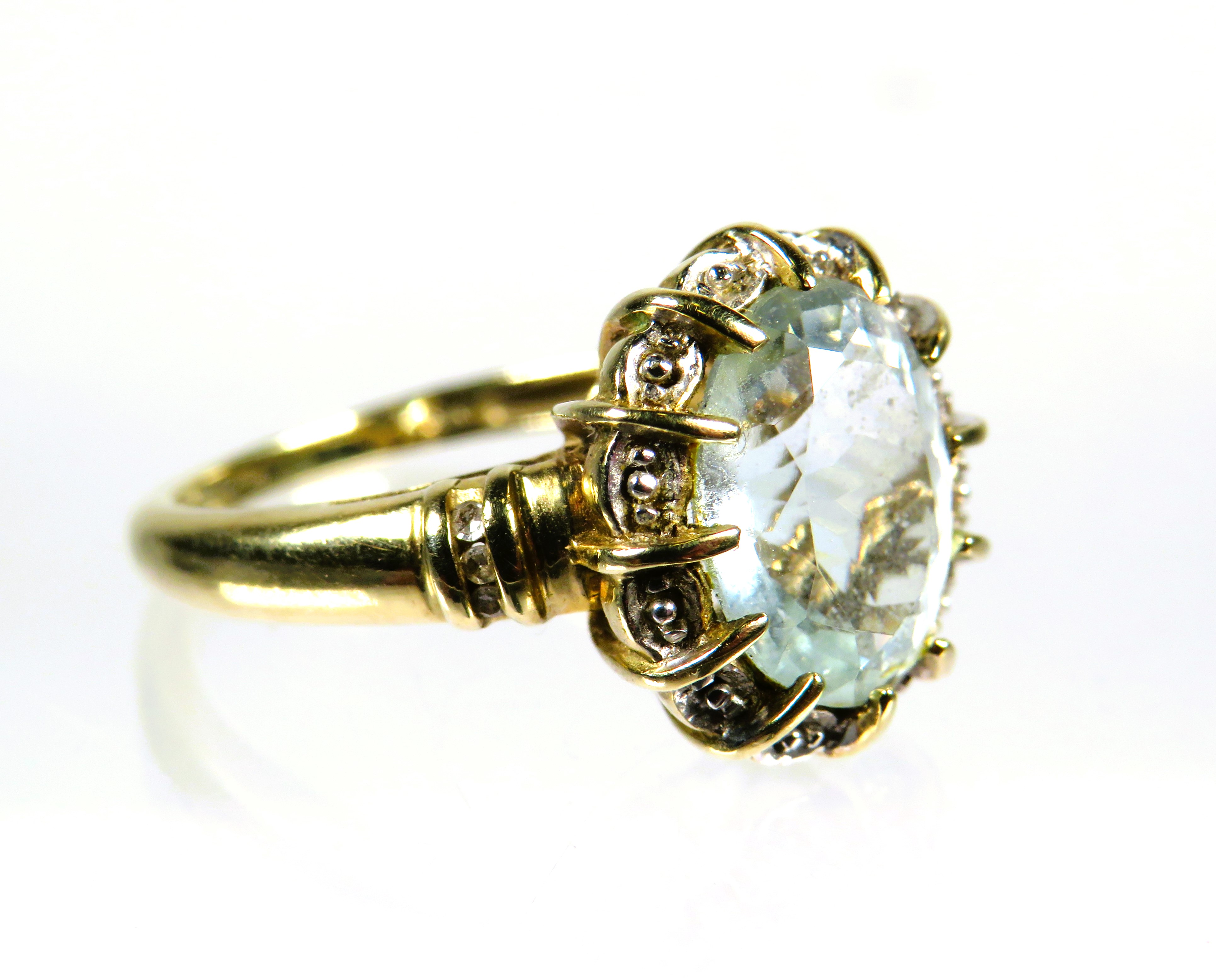 9ct Yellow Gold Ring set with a large Oval pale or White Topaz which measures approx 12 x 10mm. Fing - Image 2 of 3