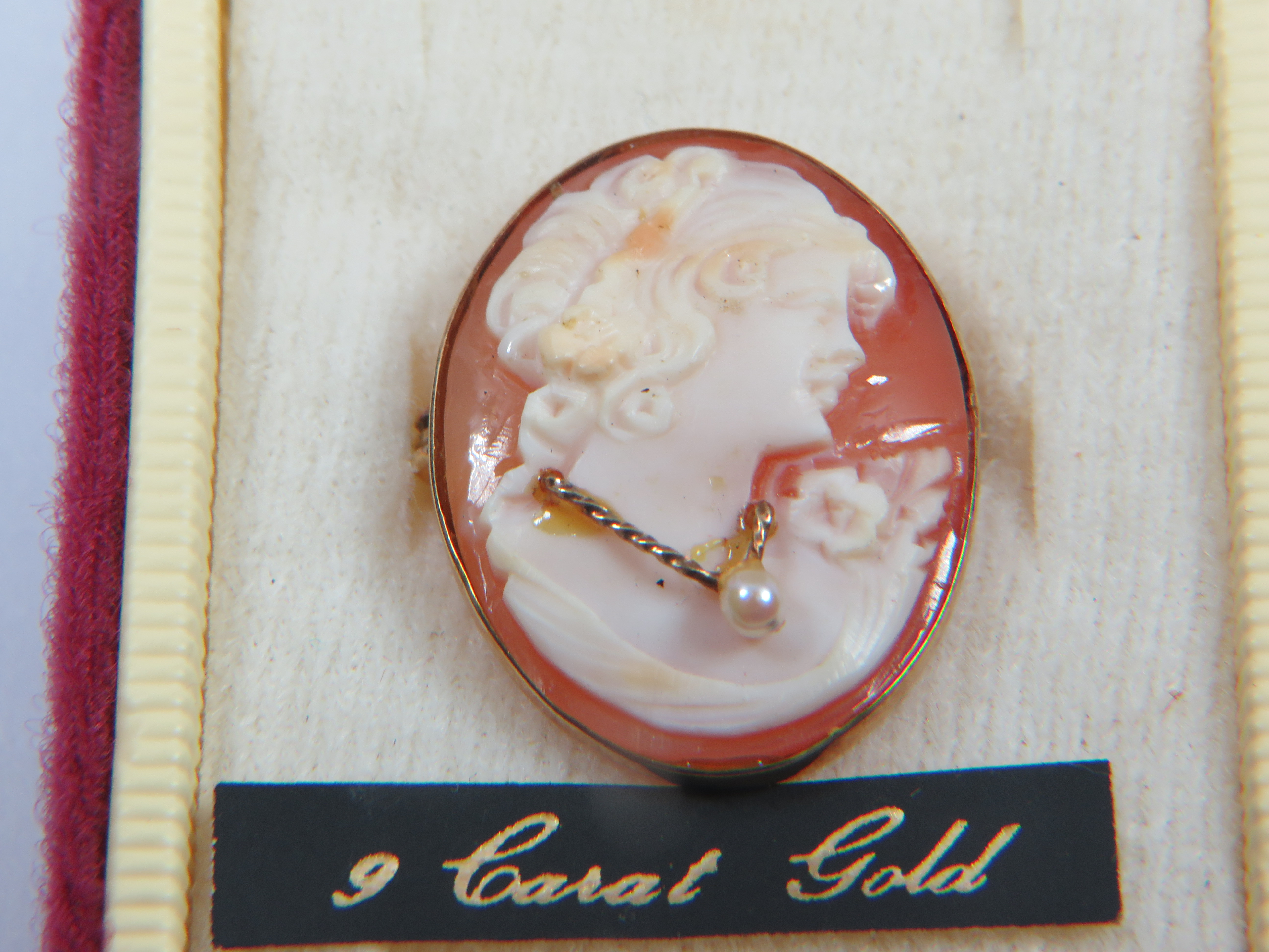 9ct Cameo Brooch with unusual pearl feature. Comes with box.  25mm long.   3.5g - Image 3 of 4