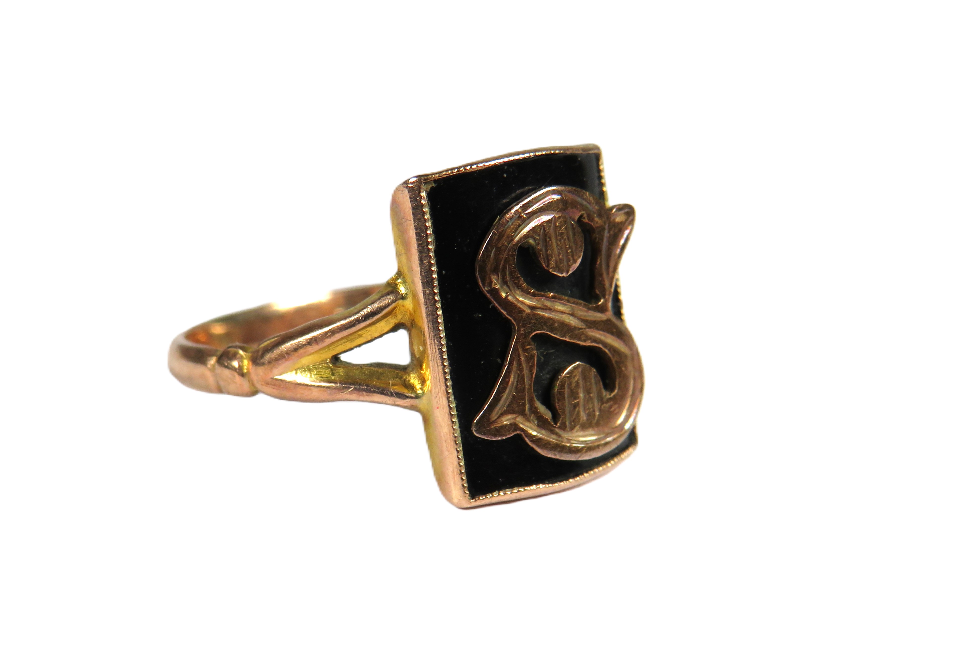 9ct Yellow Gold Vintage Ring set with a Jet square with the letter 'S' in Gold.  Finger size 'N'   2 - Image 2 of 3