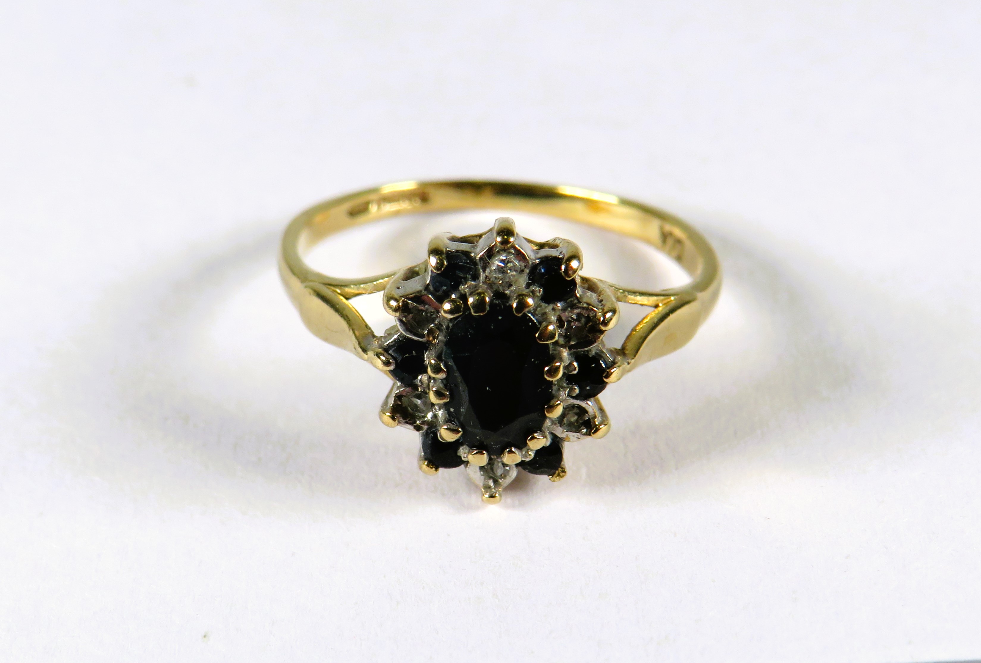 9ct Yellow Gold ring set with a central Sapphire with sapphire and Diamond surround in a flower patt - Image 4 of 4