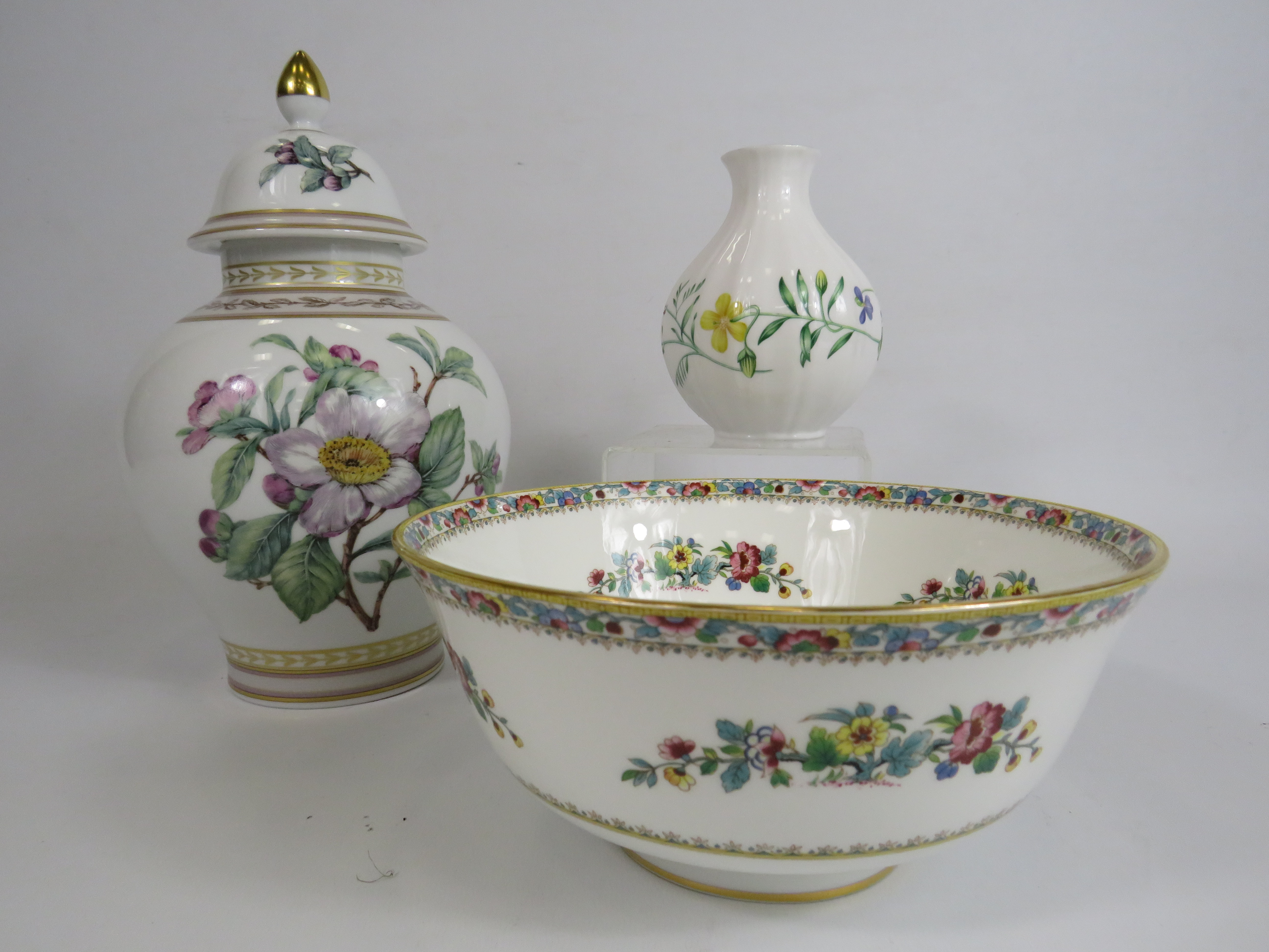 Mixed ceramics lot to include Coalport, Royal Worcester and Kaiser.