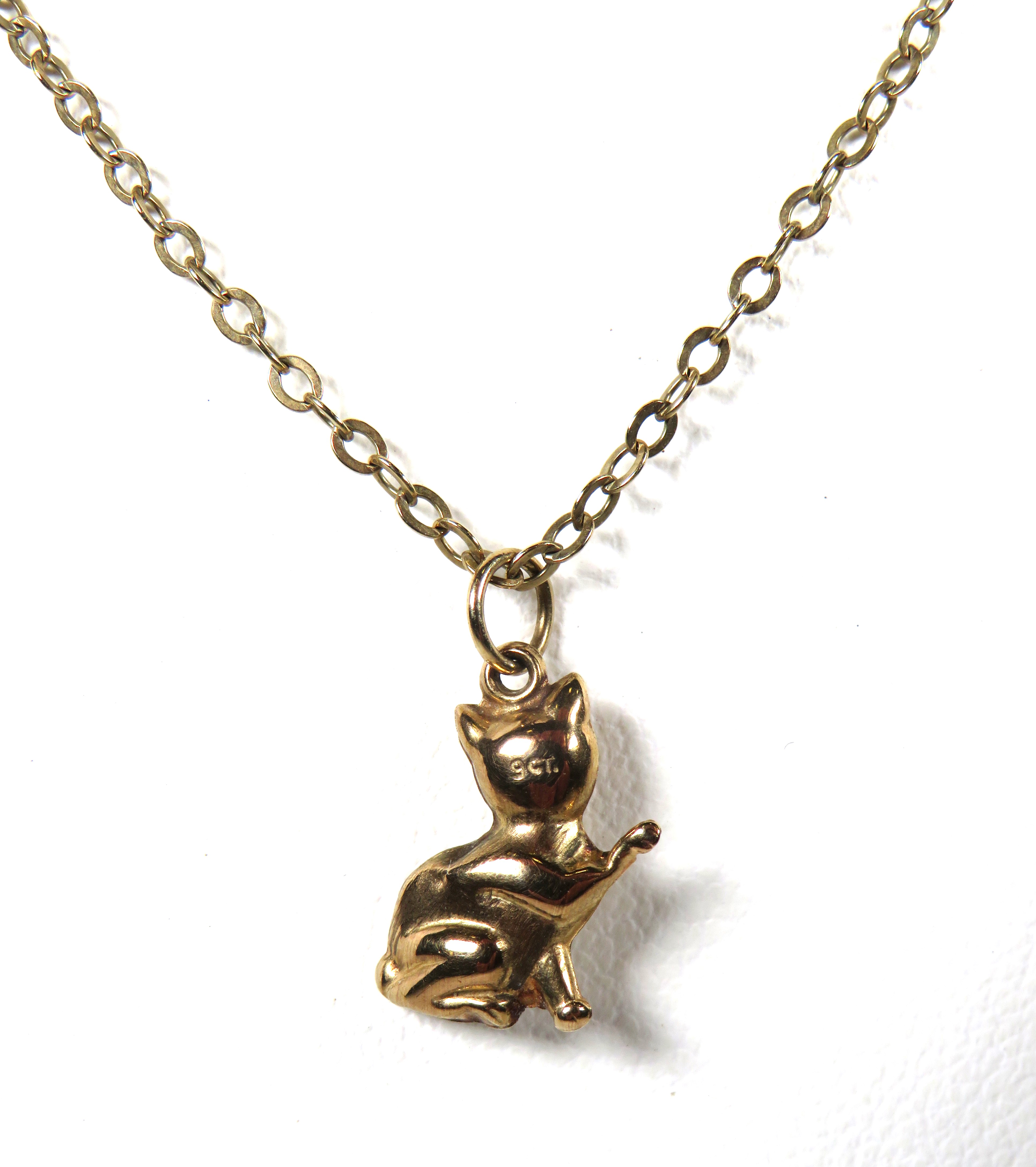 9ct Yellow Gold Cat Pendant set on an 19 inch 9ct Yellow Gold Chain.  Total weight 2.0g - Image 3 of 4