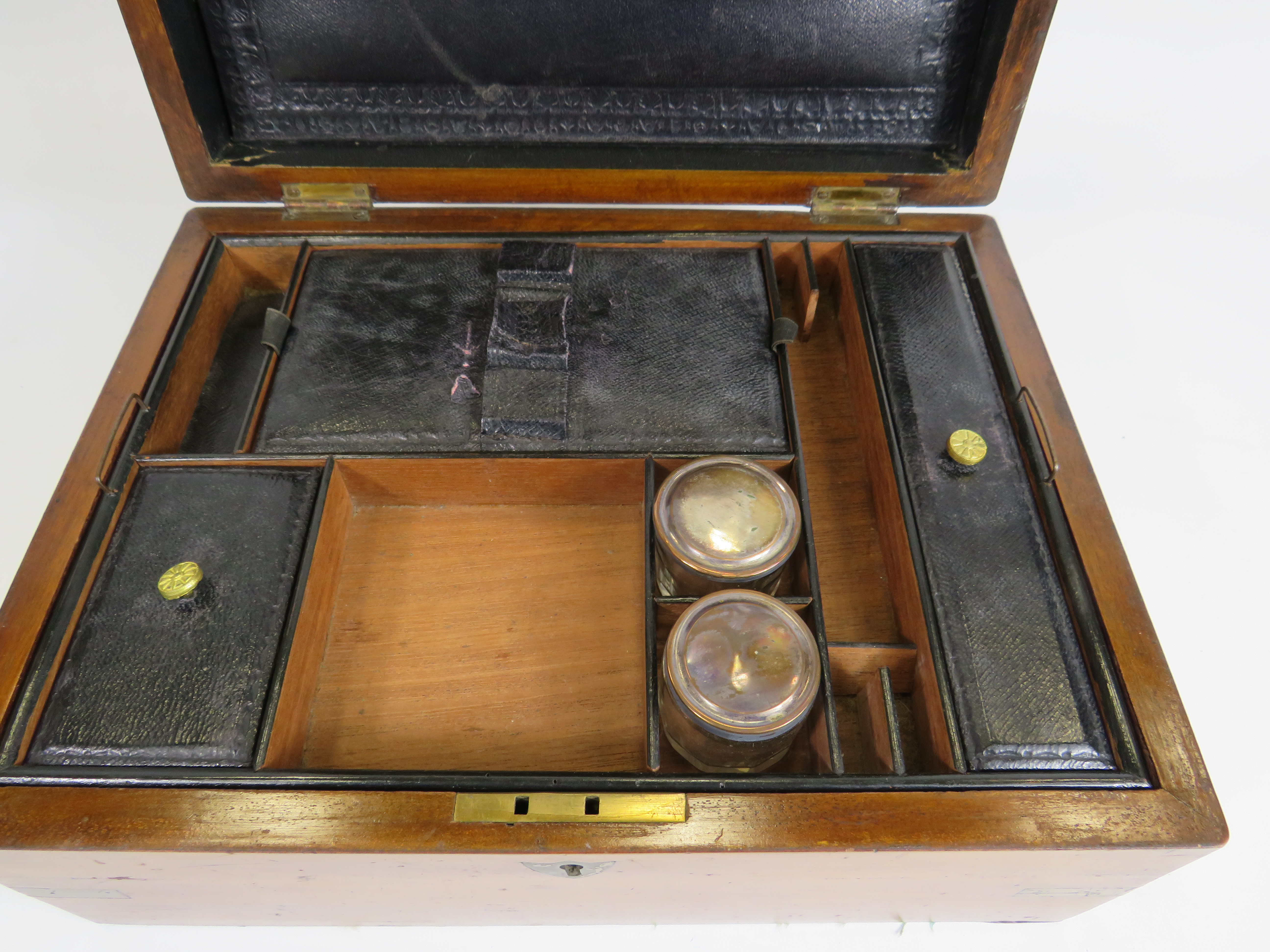 Vintage rosewood ladies vanity box with brass inlay 12" long, 9" deep and 5.5" tall. - Image 4 of 4