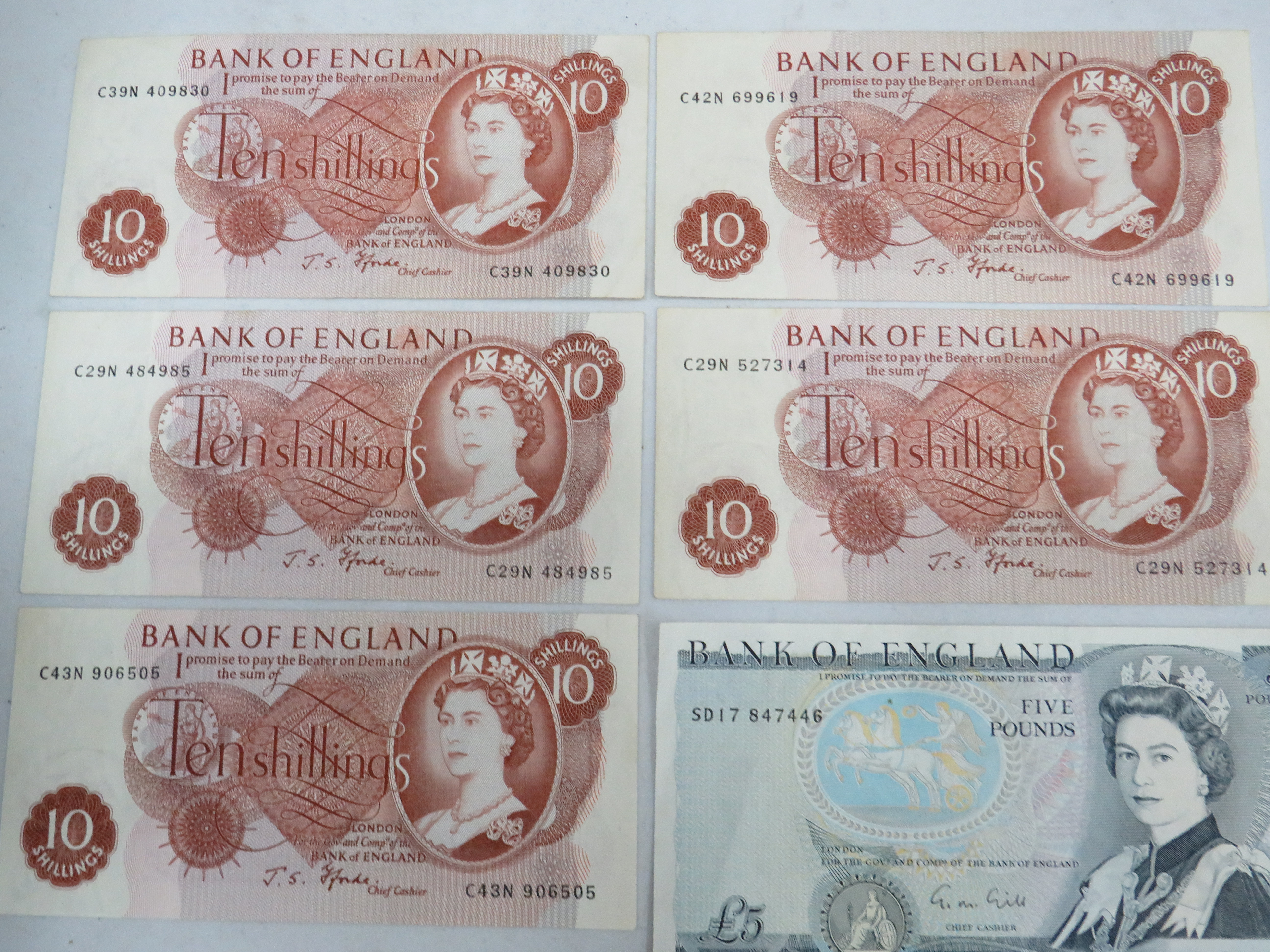Selection of Vintage Near Mint Ten Shilling notes plus three more modern but obsolete Five Pound not - Image 2 of 4