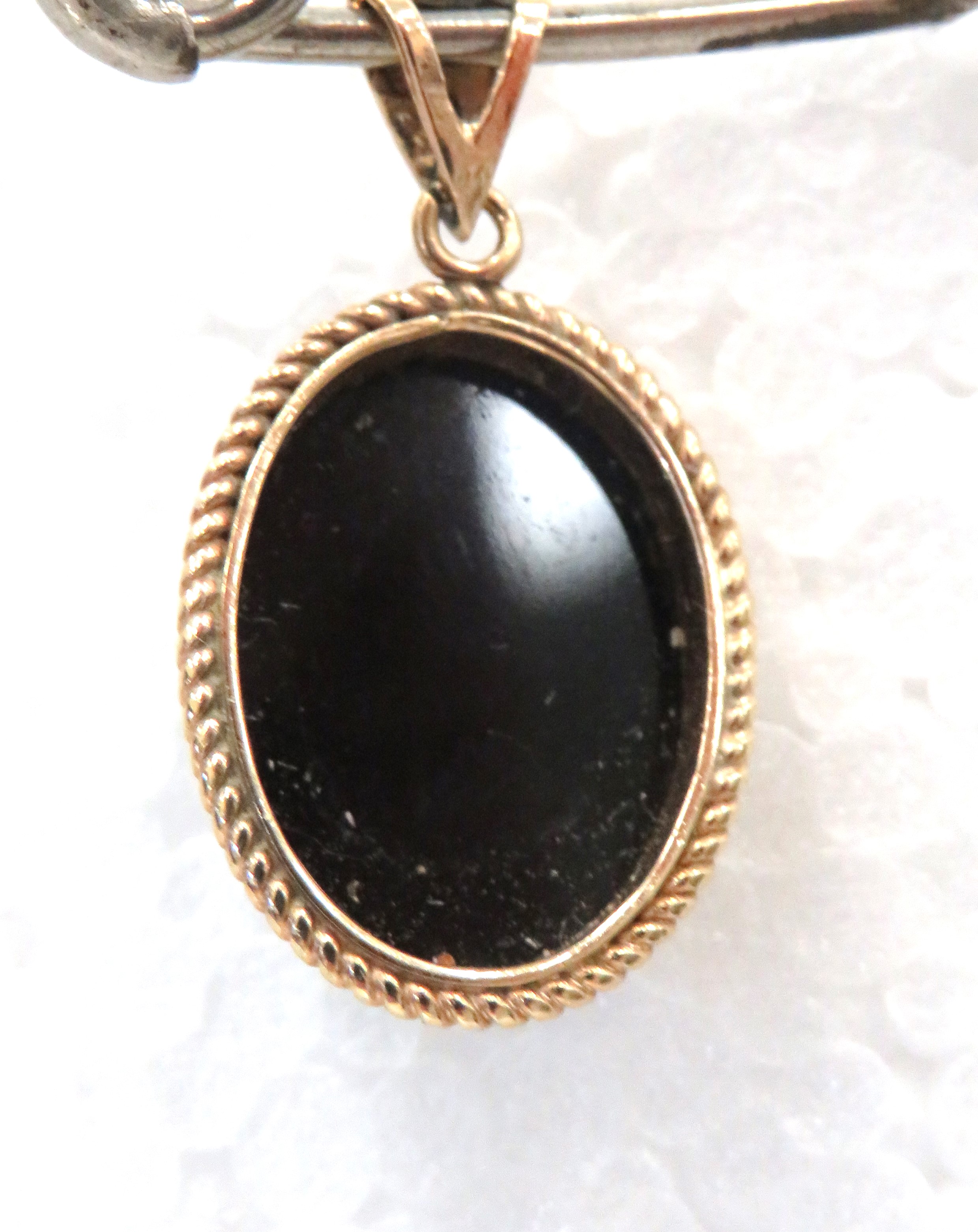 9ct Yellow Gold Cameo Set pendant which measures approx 20 x 15mm.   Total weight  2.3g - Image 2 of 2