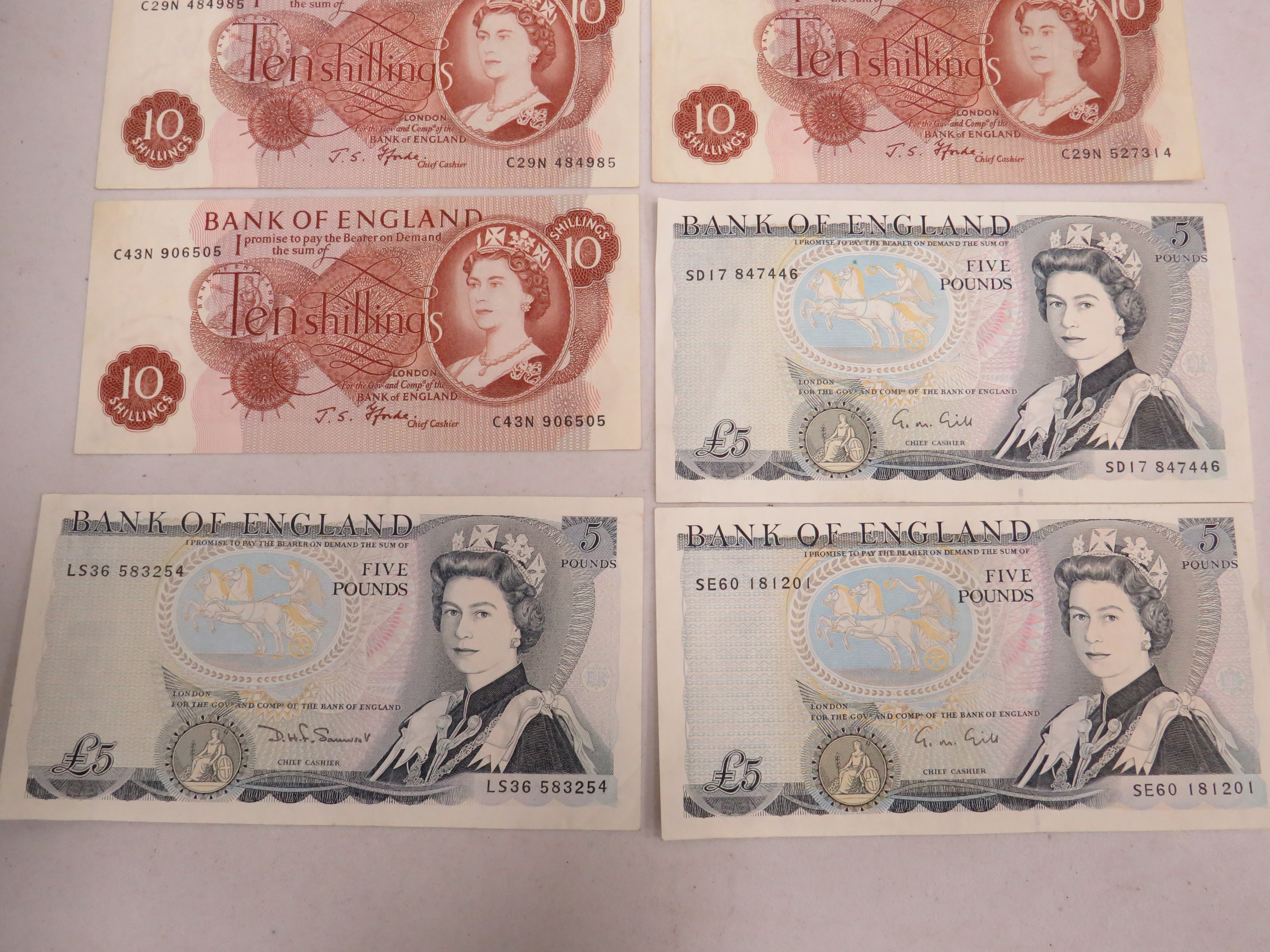 Selection of Vintage Near Mint Ten Shilling notes plus three more modern but obsolete Five Pound not - Image 3 of 4