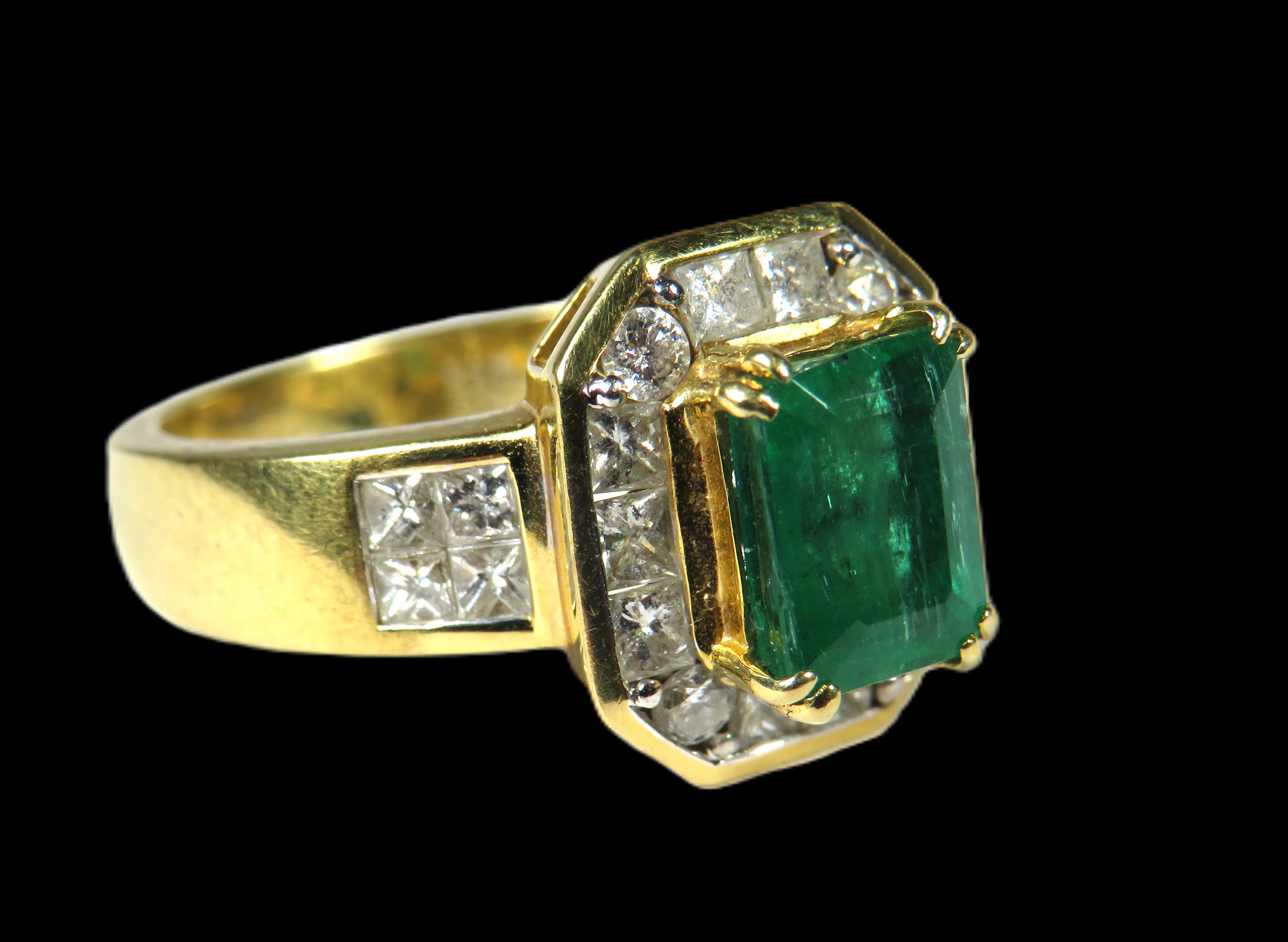 18ct Yellow Gold Art Deco Style Ring set with an amazing Central Emerald