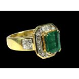 18ct Yellow Gold Art Deco Style Ring set with an amazing Central Emerald