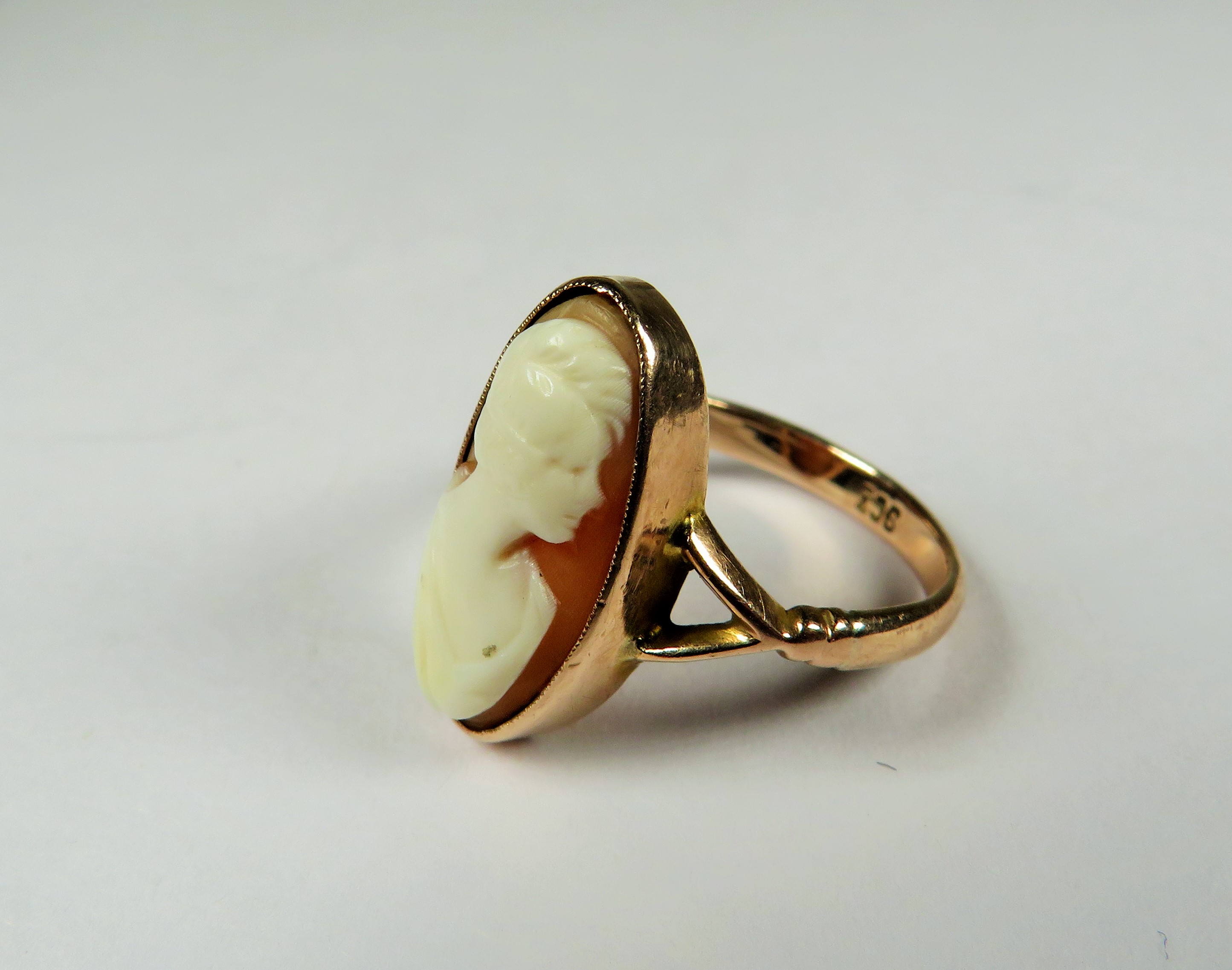 9ct Cameo Ring. Finger size 'J-5'  2.4g - Image 3 of 3