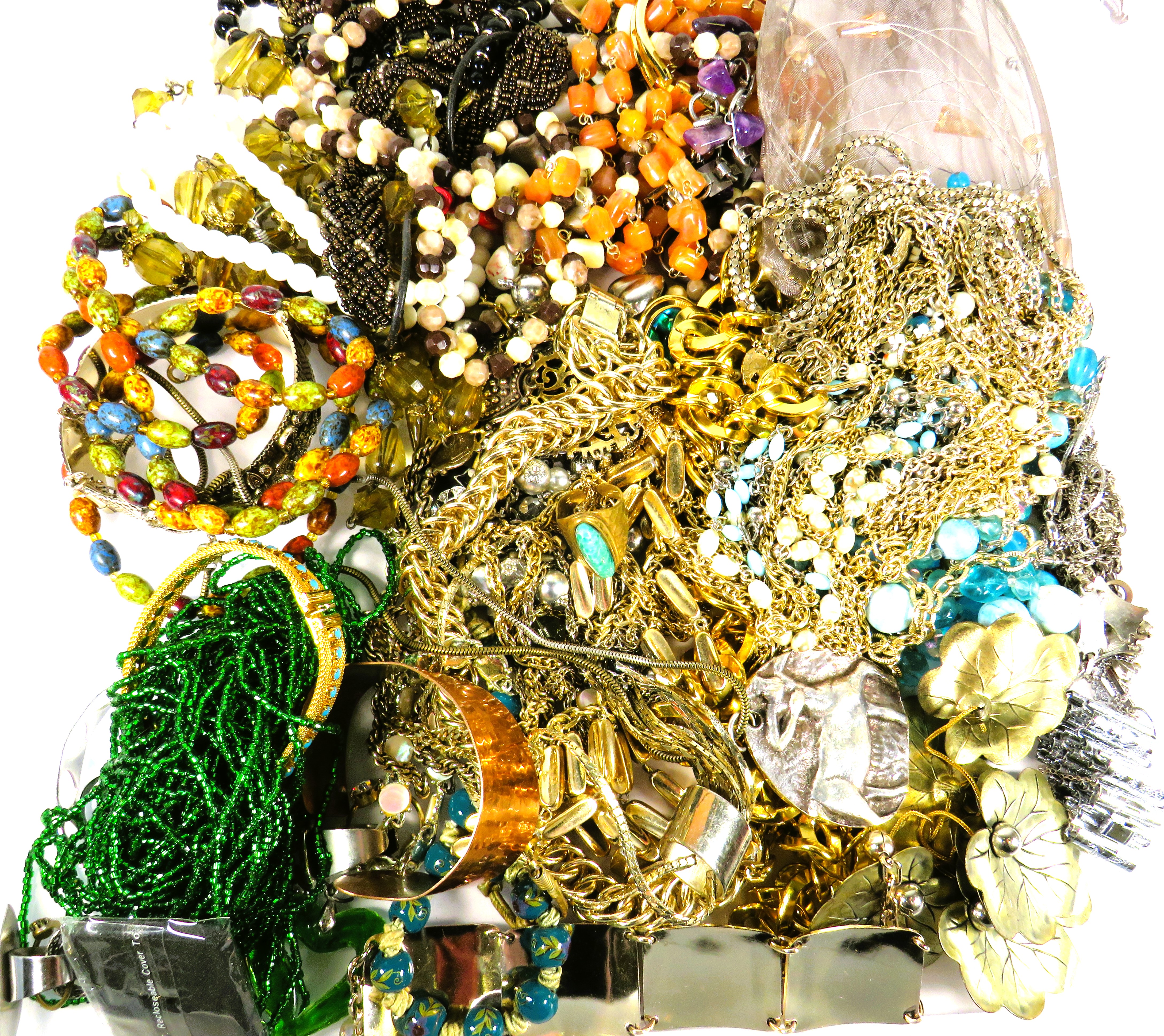 1.6 Kilos of good quality assorted Costume Jewellery. See photos. 