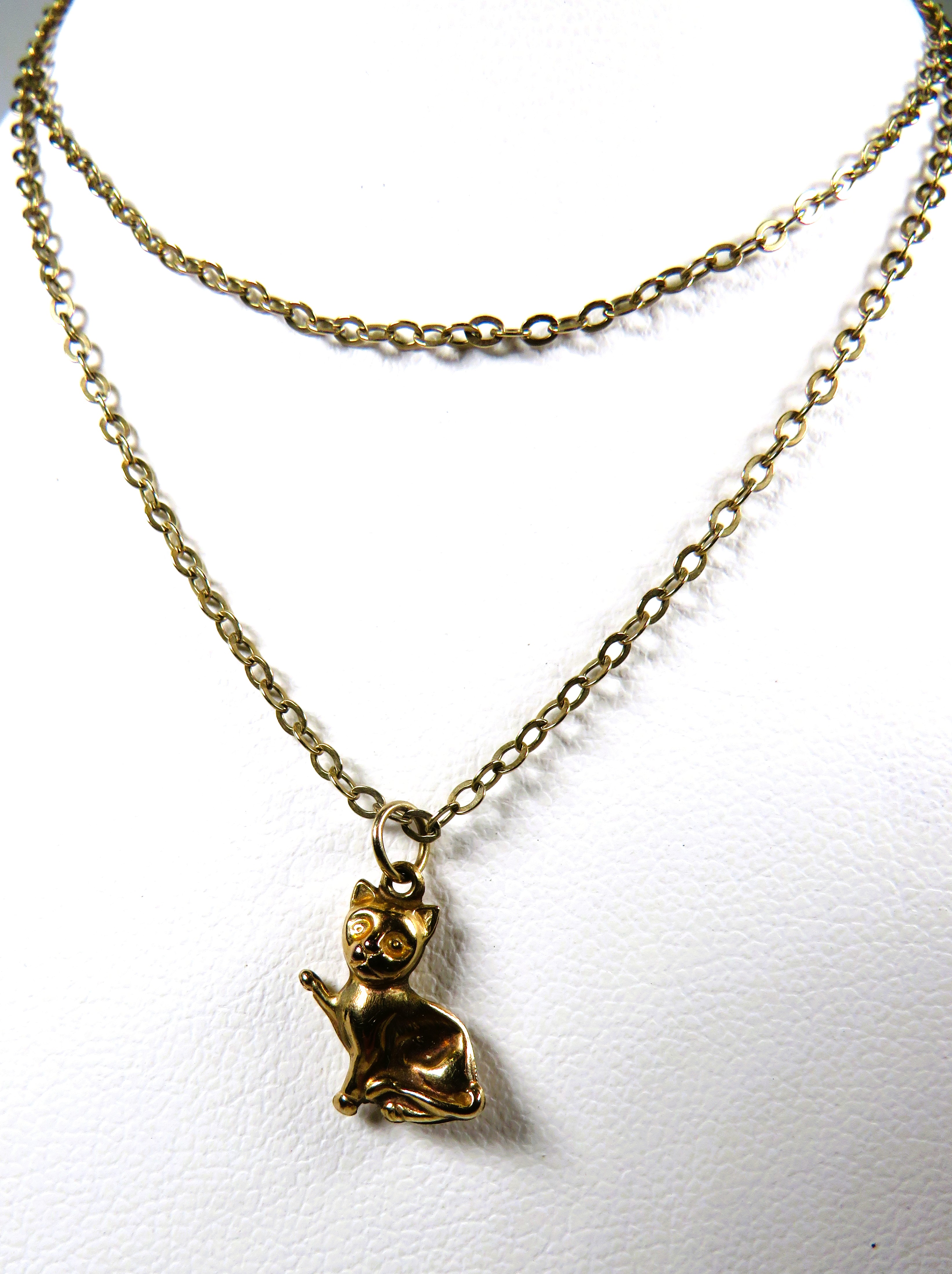 9ct Yellow Gold Cat Pendant set on an 19 inch 9ct Yellow Gold Chain.  Total weight 2.0g - Image 2 of 4