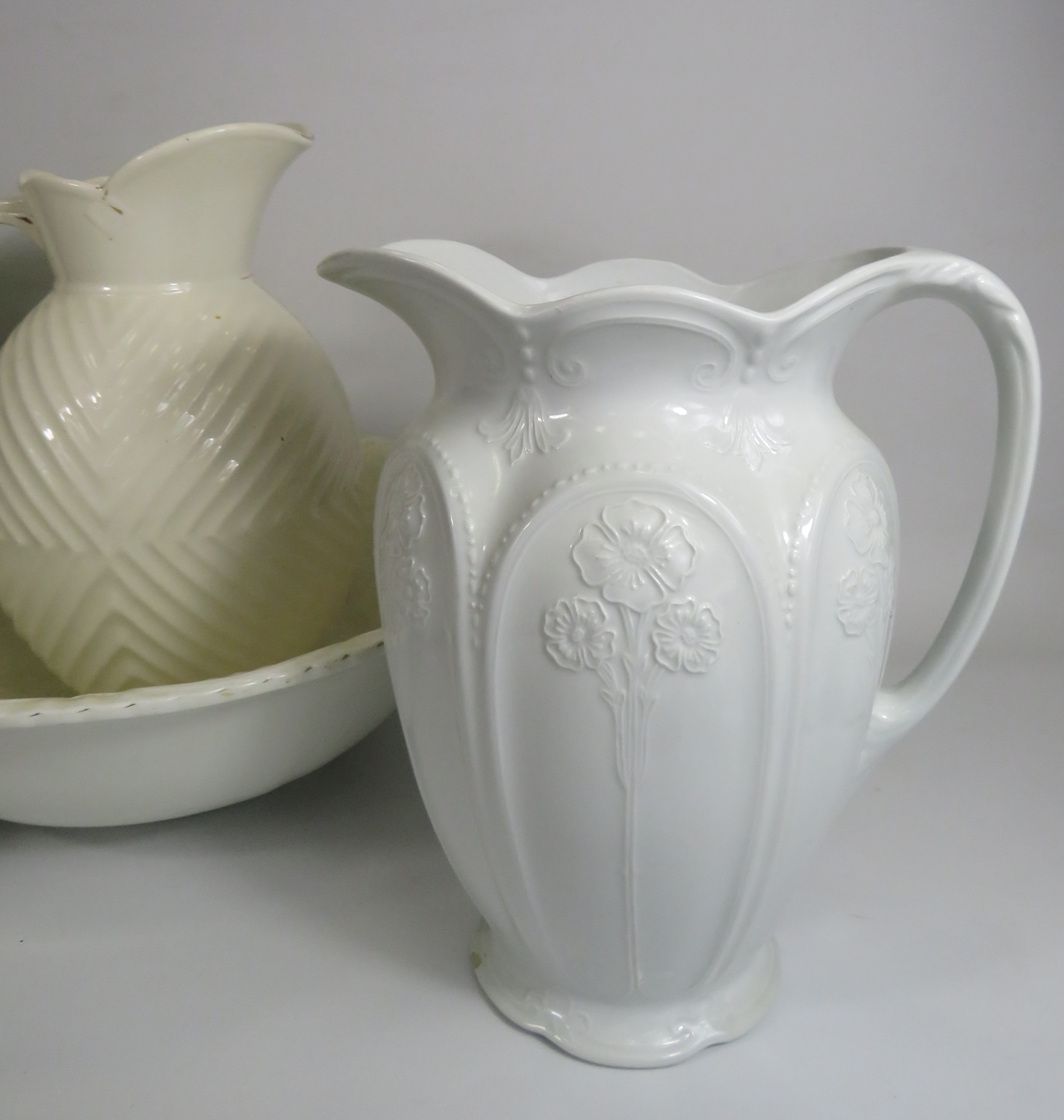 4 vintage wash jugs and a wash bowl, one jug does have chips to the base. - Image 3 of 4
