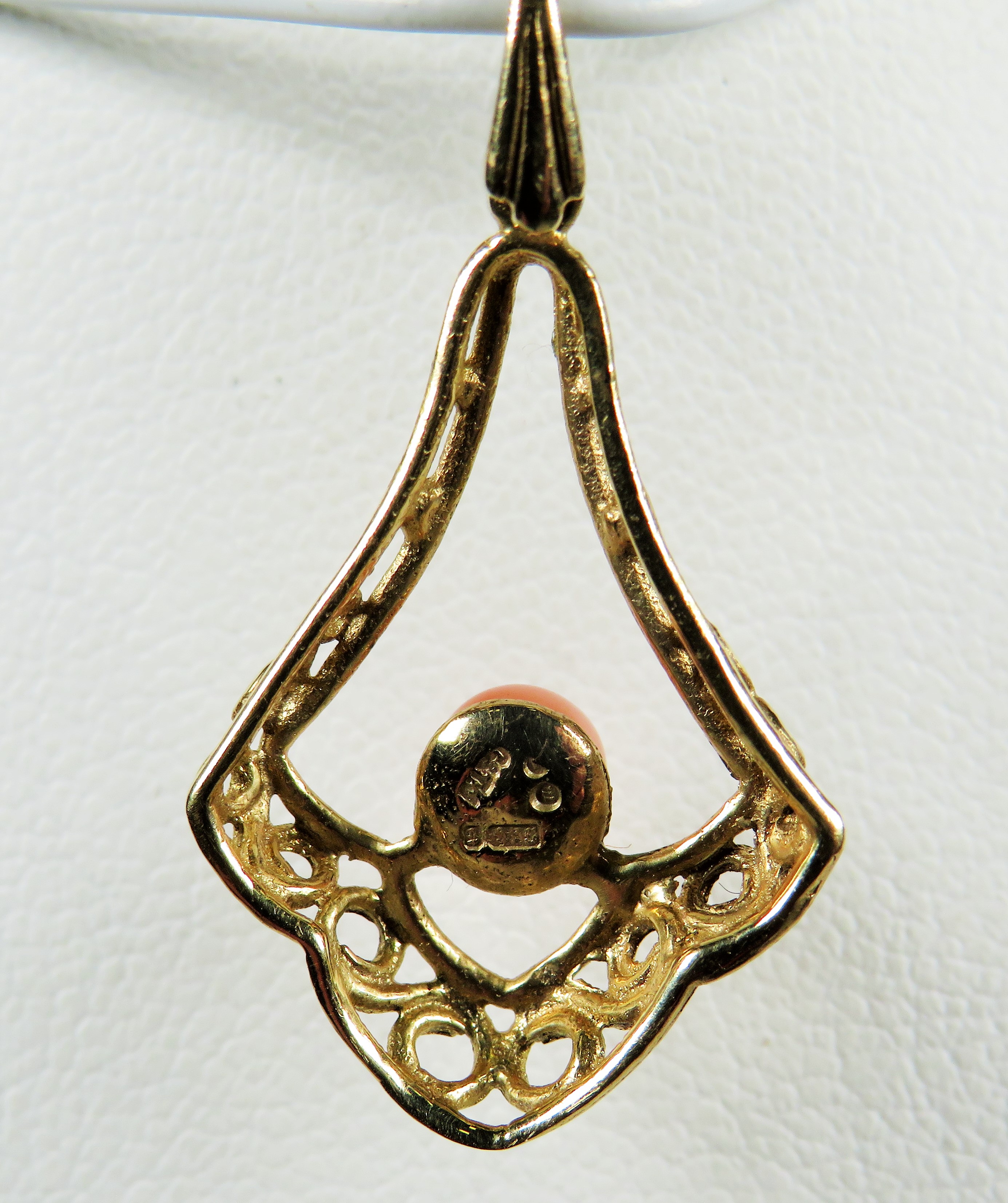 9ct Yellow Gold Coral Set Art Nouveau style pendant which measures approx 25mm long.   1.3g - Image 2 of 2