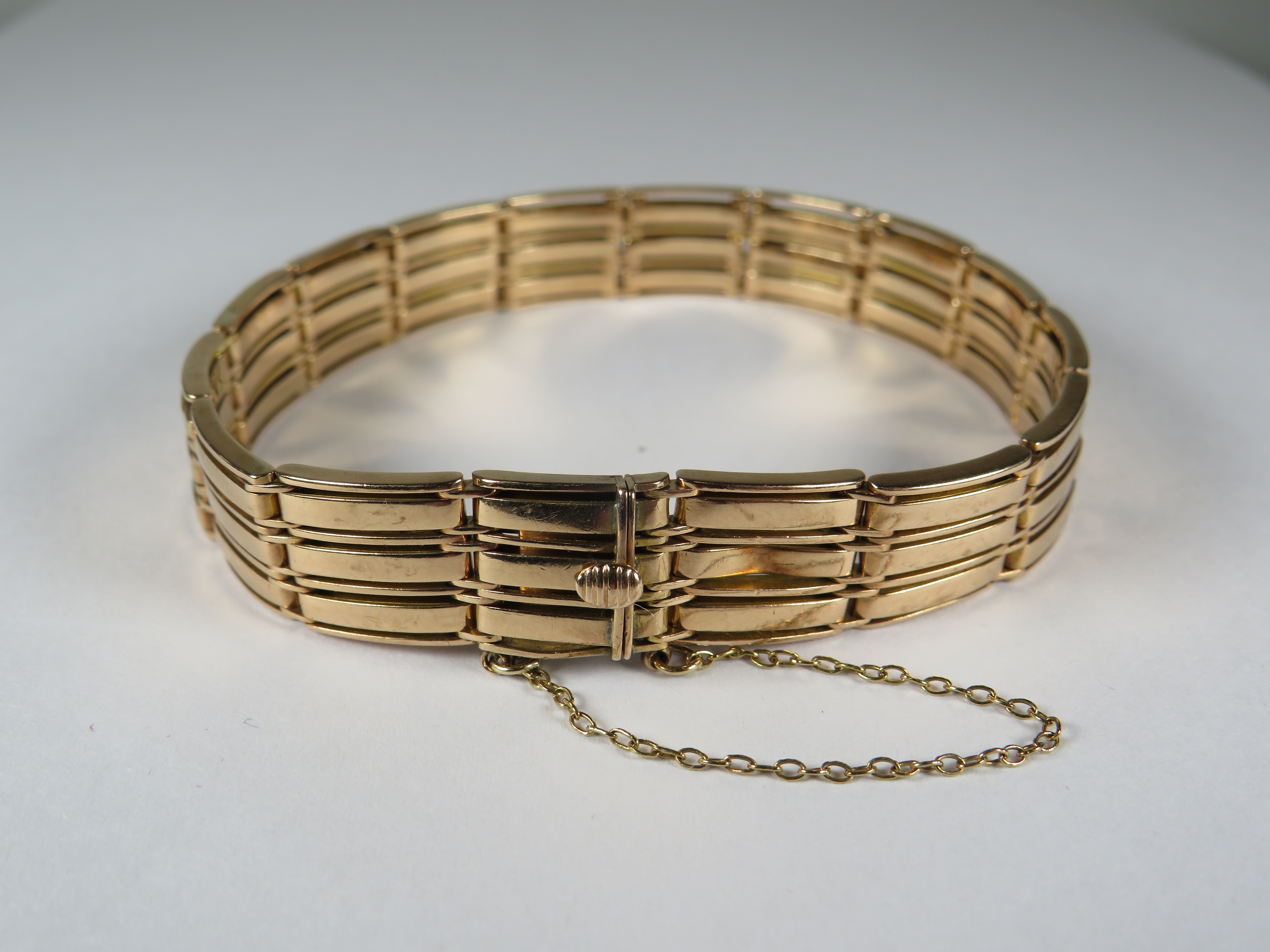 Vintage Three bar 9ct Yellow Gold Bracelet with Safety chain in excellent condition.  7.5 inches.  W