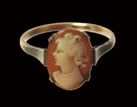 9ct Yellow Gold Cameo Set Ring. Finger size 'P' 1.9g