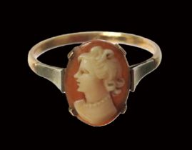 9ct Yellow Gold Cameo Set Ring.  Finger size 'P'    1.9g