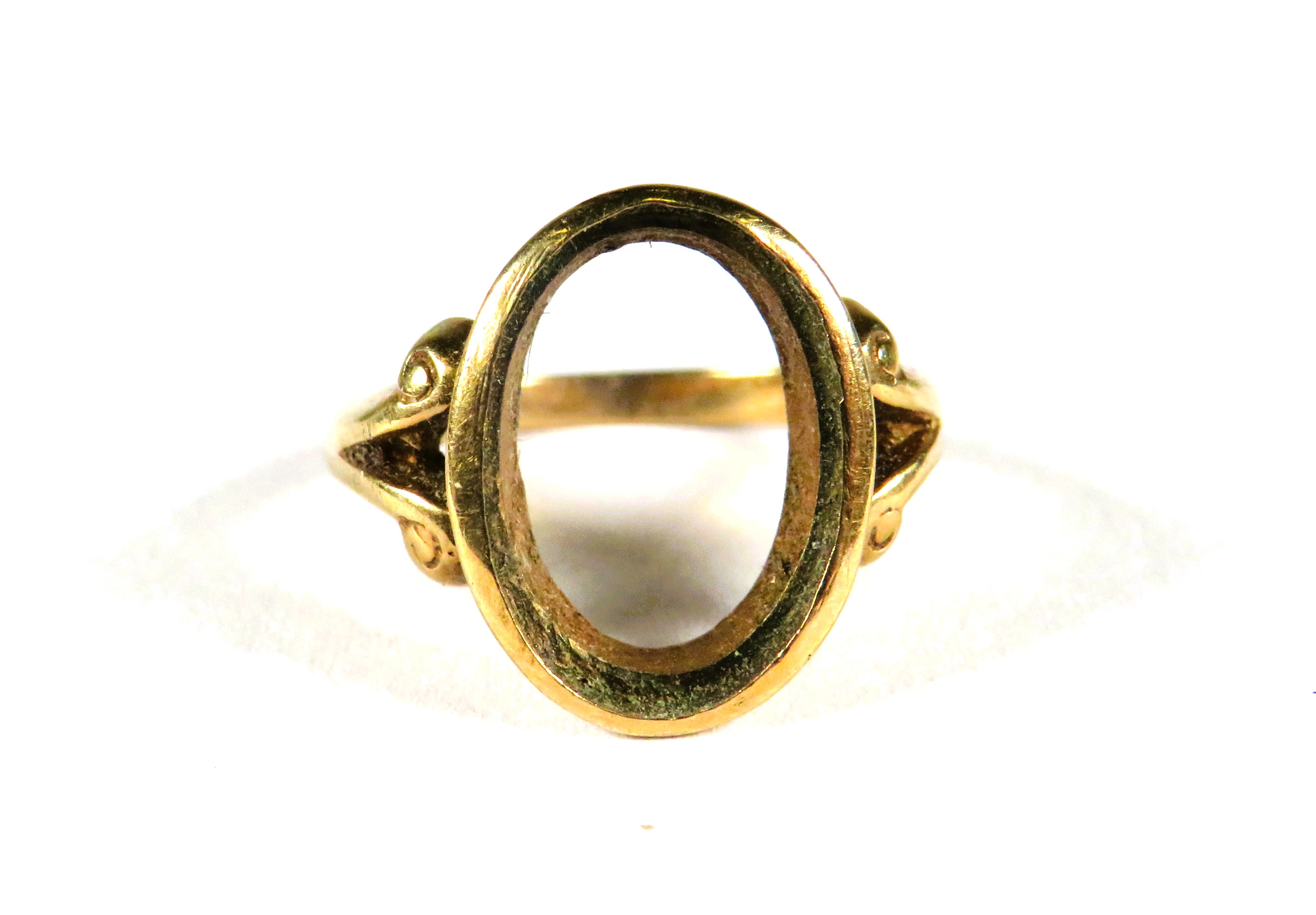 9ct Yellow Gold ring with Vacant mount, suitable for jeweller or project. Finger size 'N-5'  3.5g - Image 3 of 3