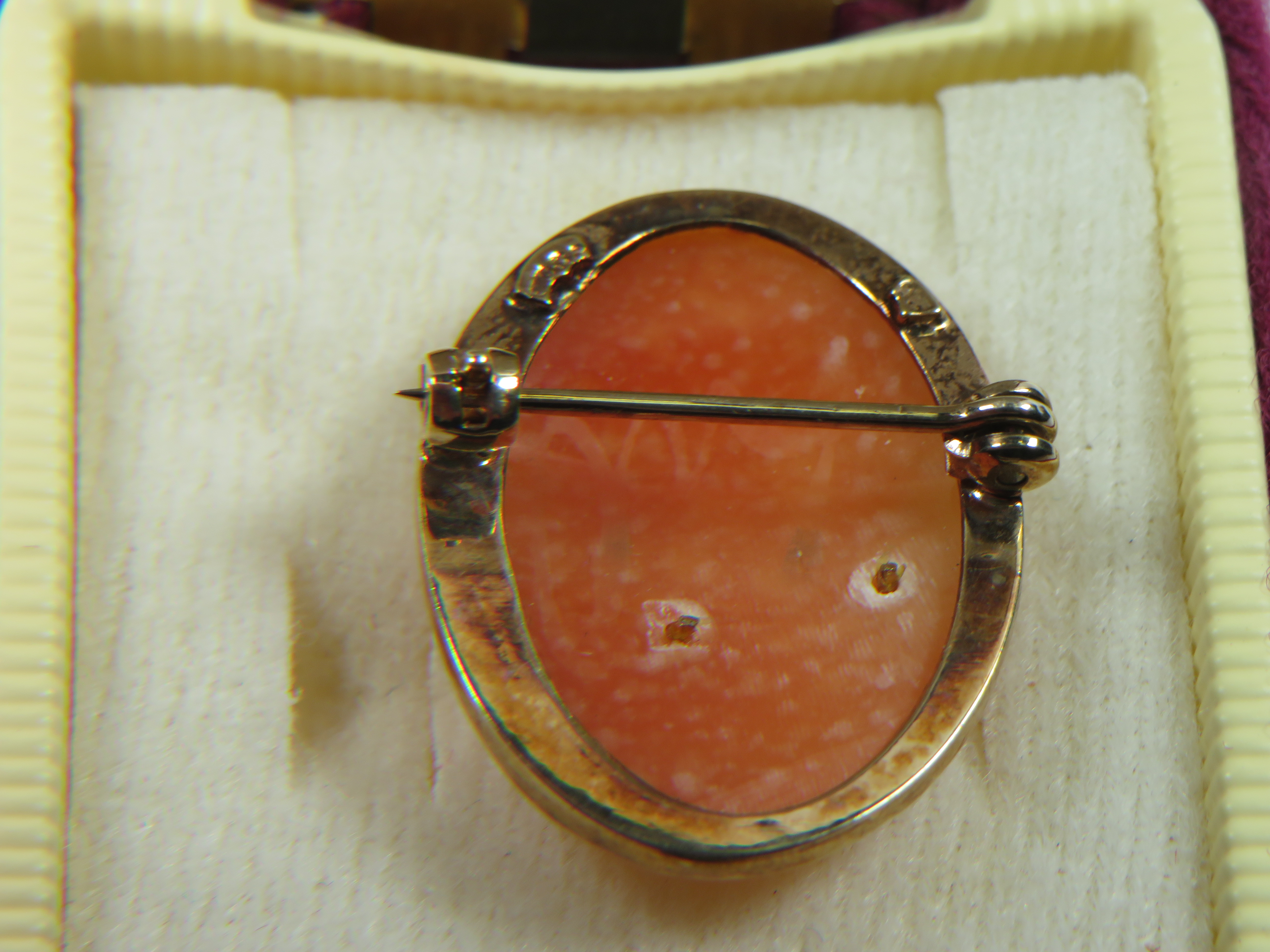 9ct Cameo Brooch with unusual pearl feature. Comes with box.  25mm long.   3.5g - Image 4 of 4