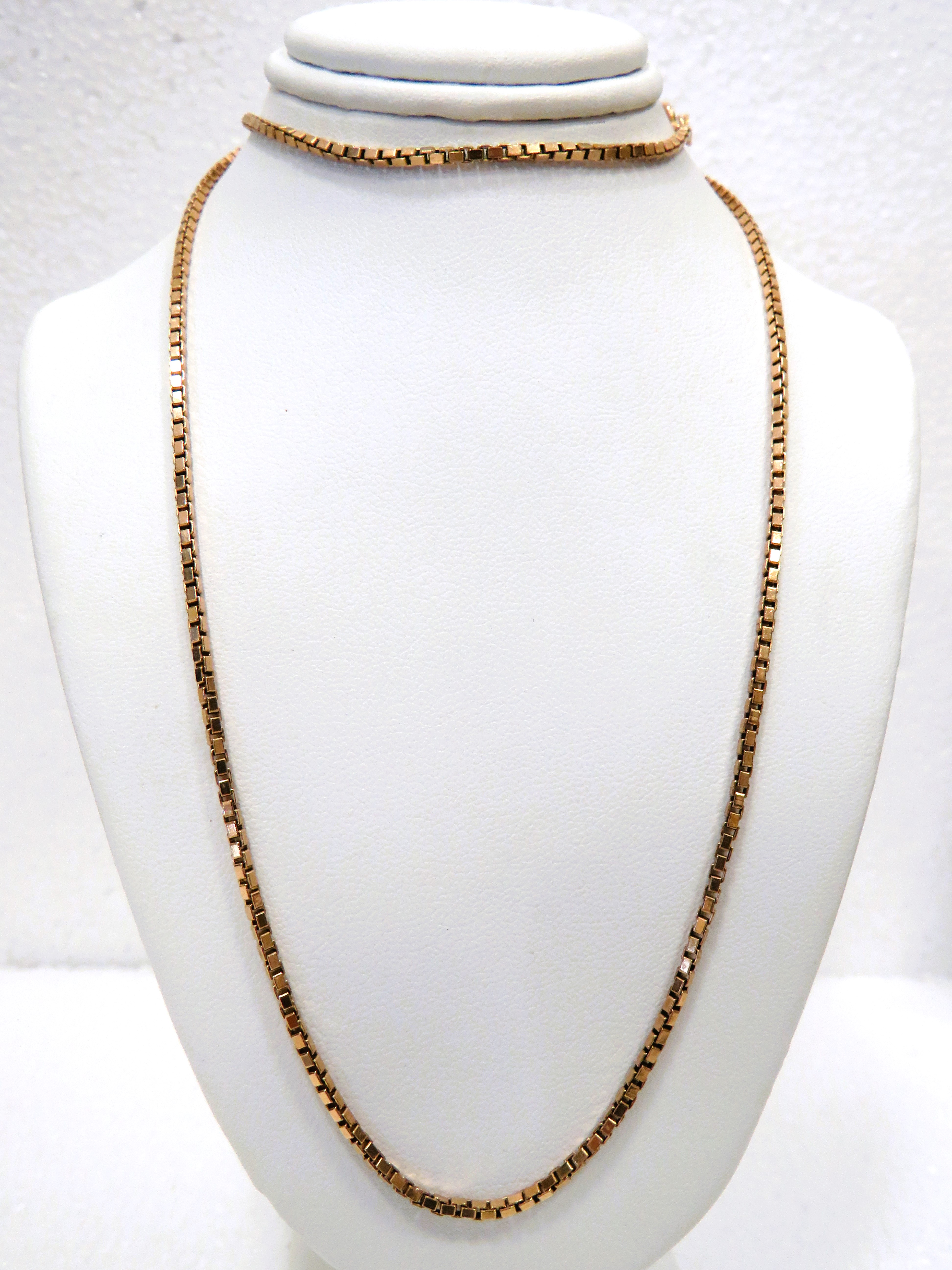 9ct Yellow Gold Box Link Neck Chain which measures 24 inches long.   13.3g - Image 2 of 2