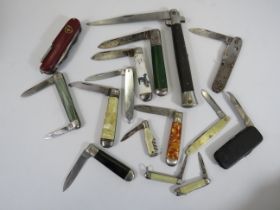 15 Various vintage penknives.