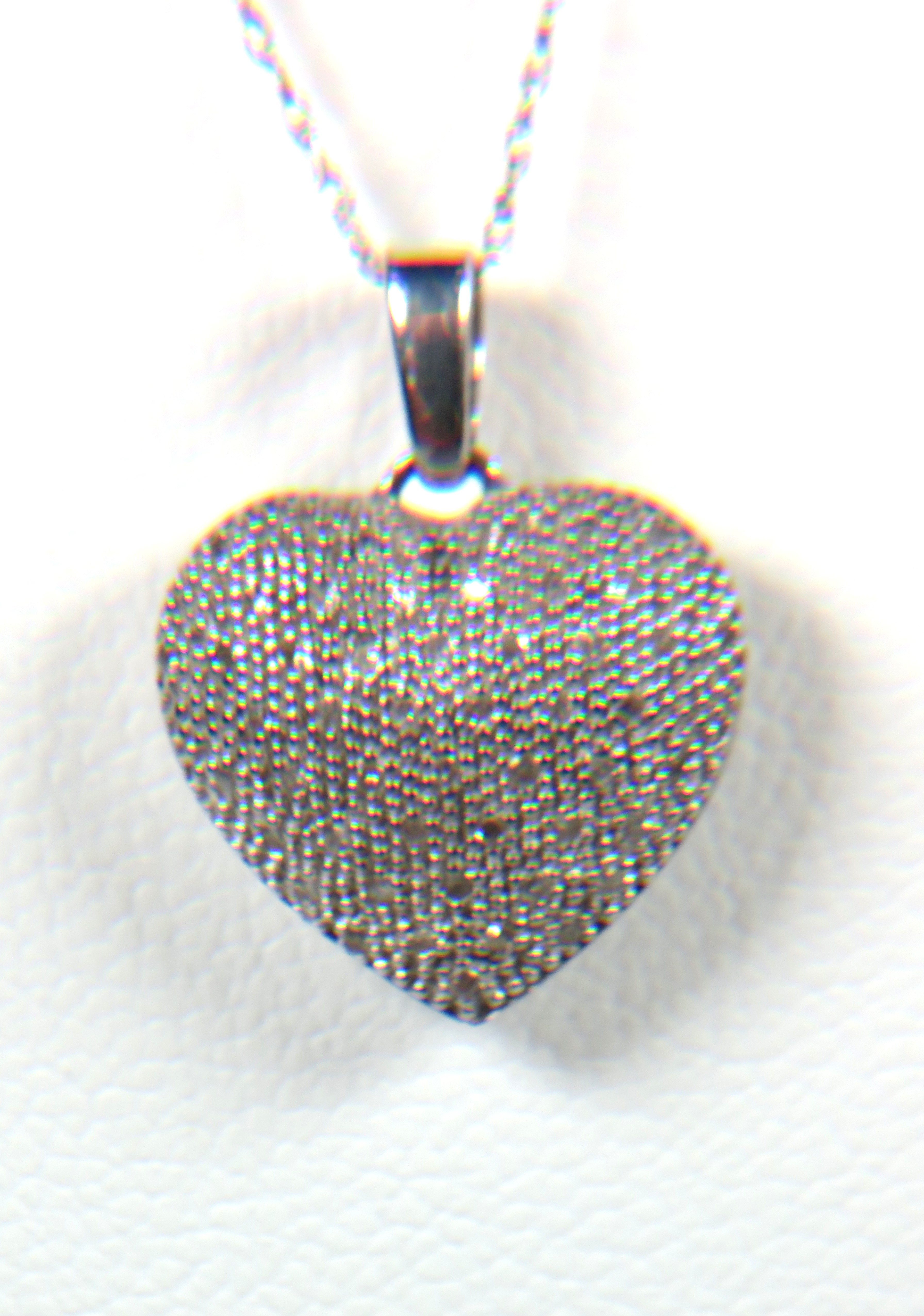 9ct White Gold Heart shaped pendant set on an 18 inch pct White Gold chain.  Total weight 2.7g - Image 2 of 3