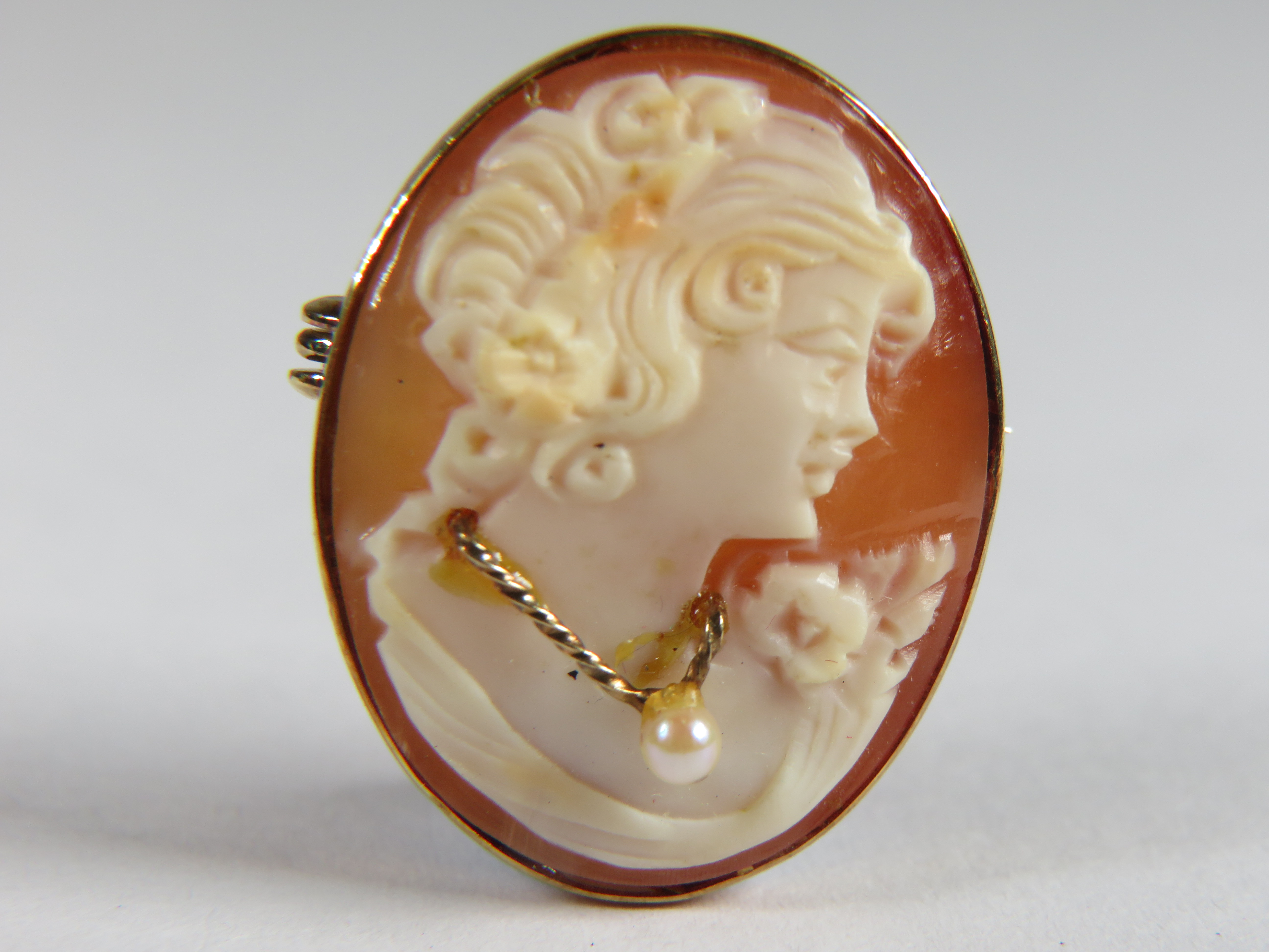 9ct Cameo Brooch with unusual pearl feature. Comes with box.  25mm long.   3.5g