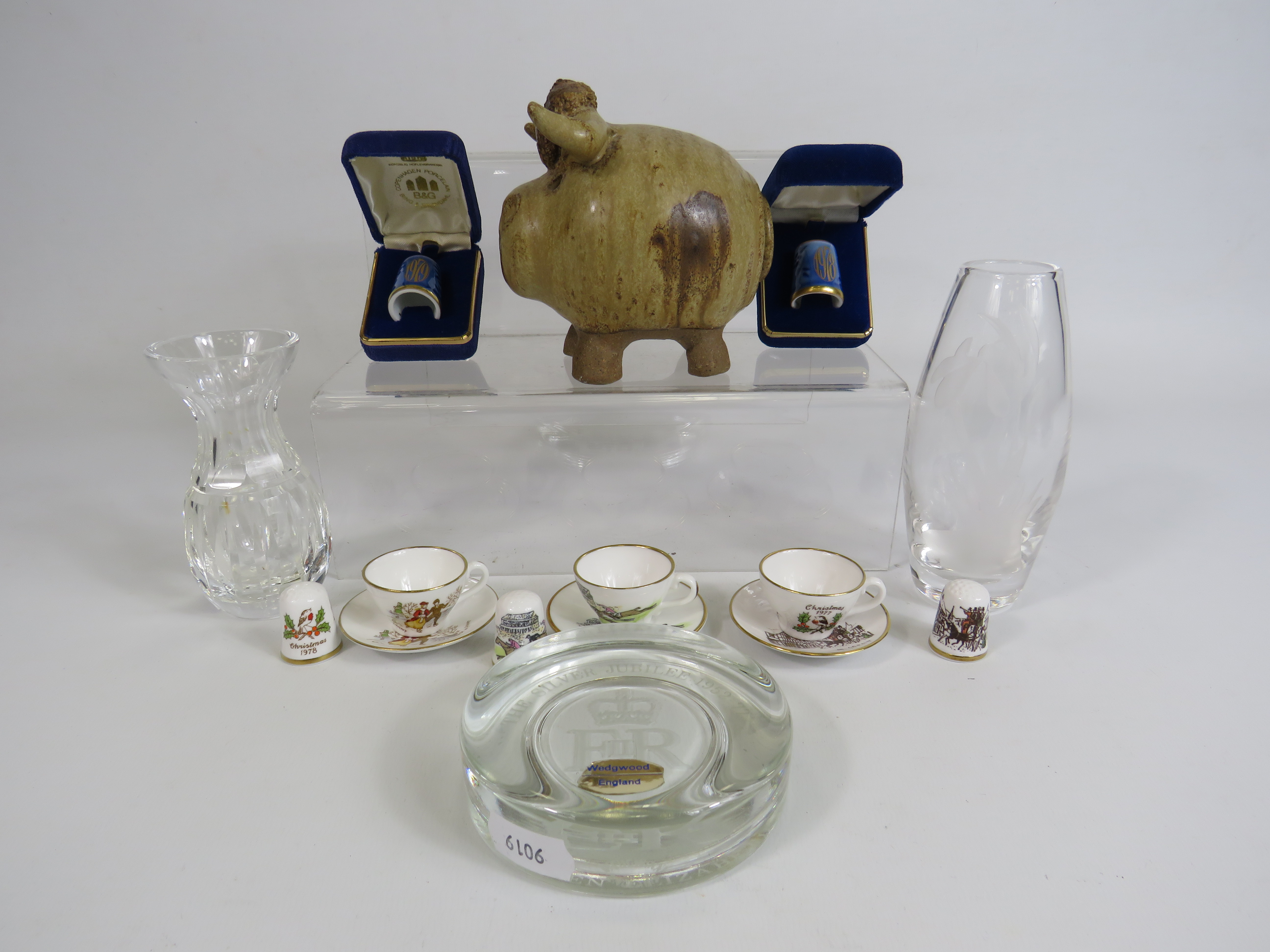 Mixed lot to include Caverswall mini cups and saucers with matching thimbles, Wedgwood paperweight