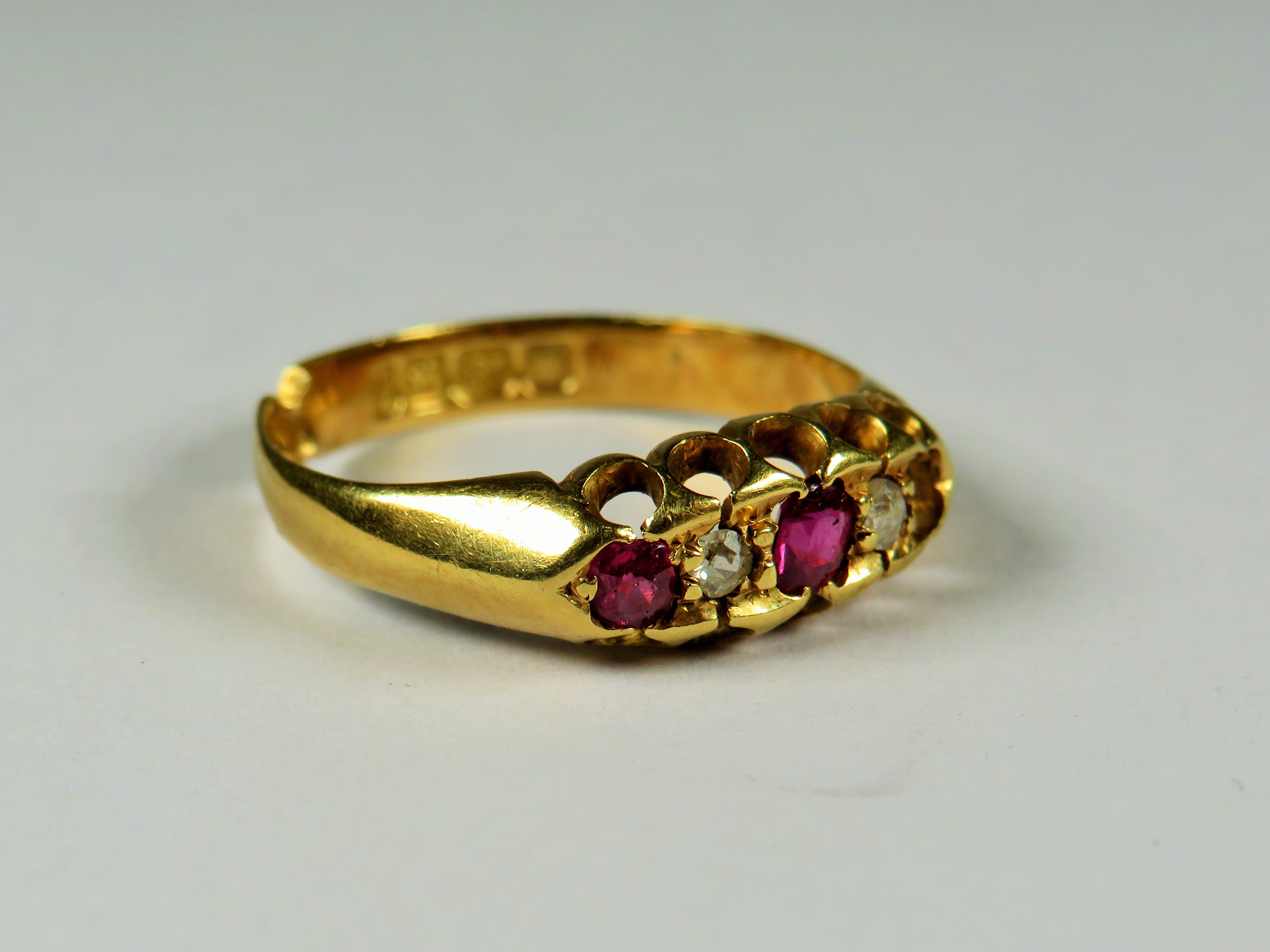 18ct Yellow Gold Ring set with two Rubies and Two Diamonds. (one ruby missing, see photos) Poor repa - Image 2 of 3