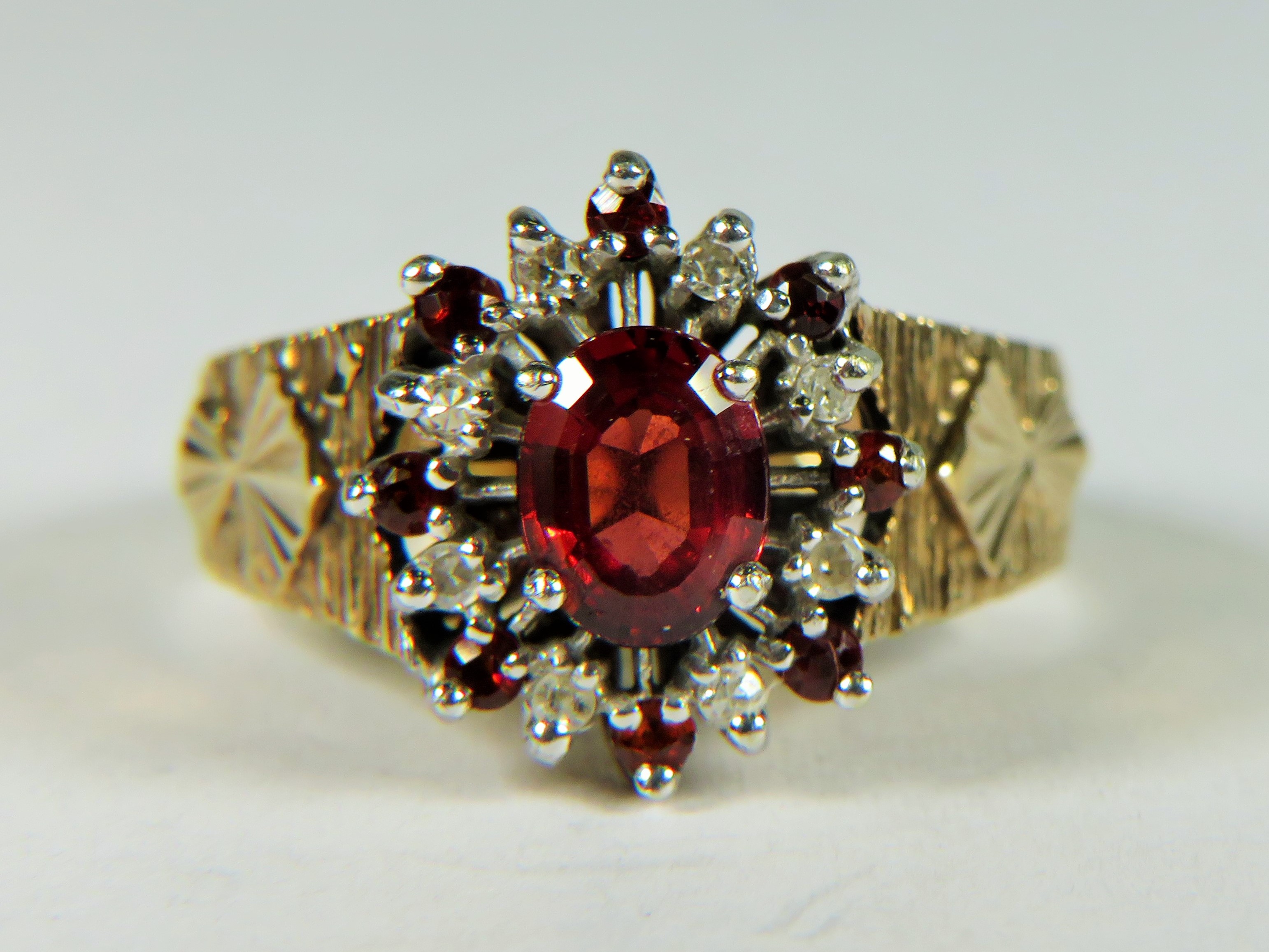 Very Large 9ct Yellow Gold ring set with a central Garnet with Diamond Cluster surround.  Finger siz - Image 4 of 4