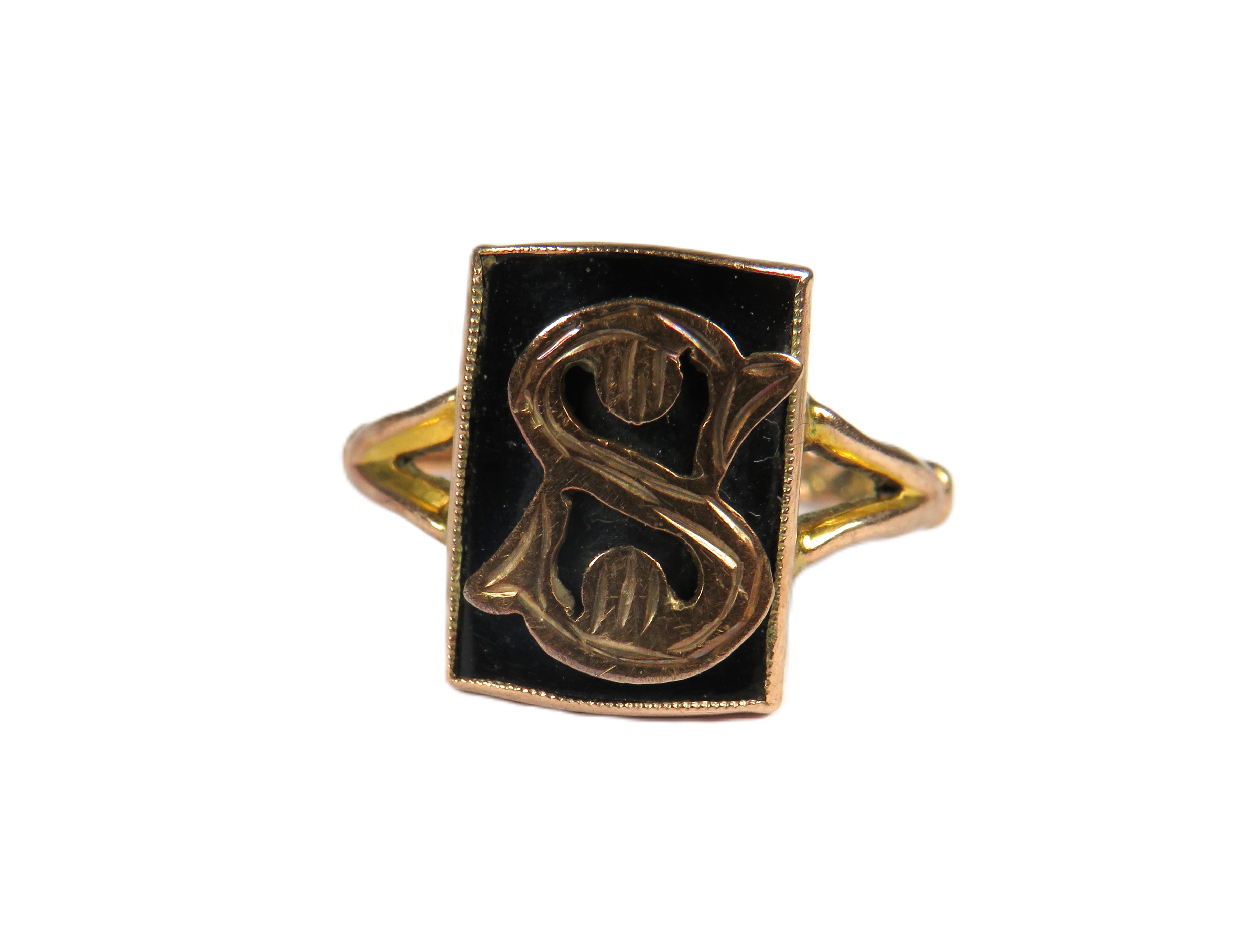 9ct Yellow Gold Vintage Ring set with a Jet square with the letter 'S' in Gold.  Finger size 'N'   2