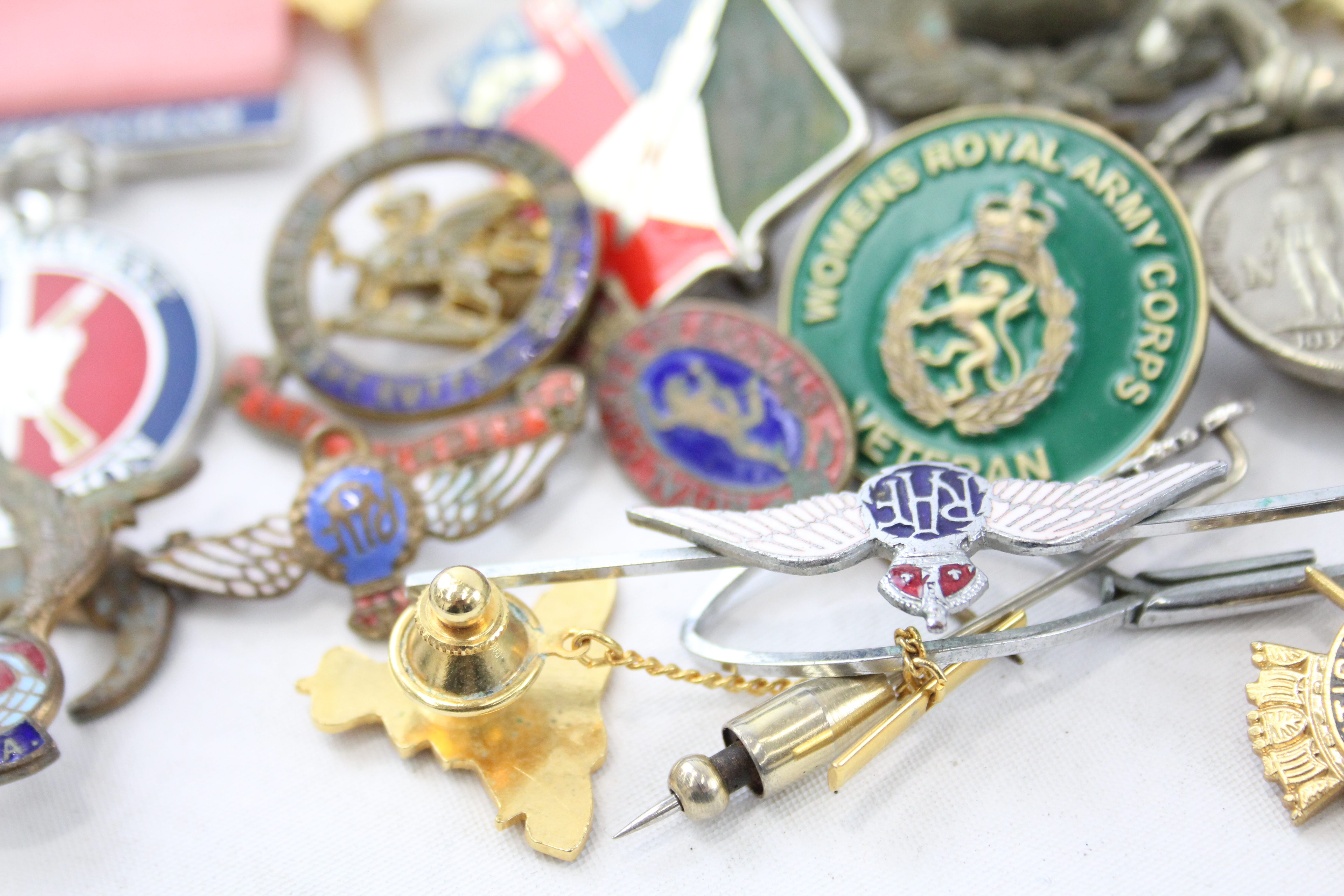 Mixed lot of Military Lapel and Sweetheart Badges to inc. Royal Navy, S.A.S . R.A.F etc. 2341437 - Image 6 of 7