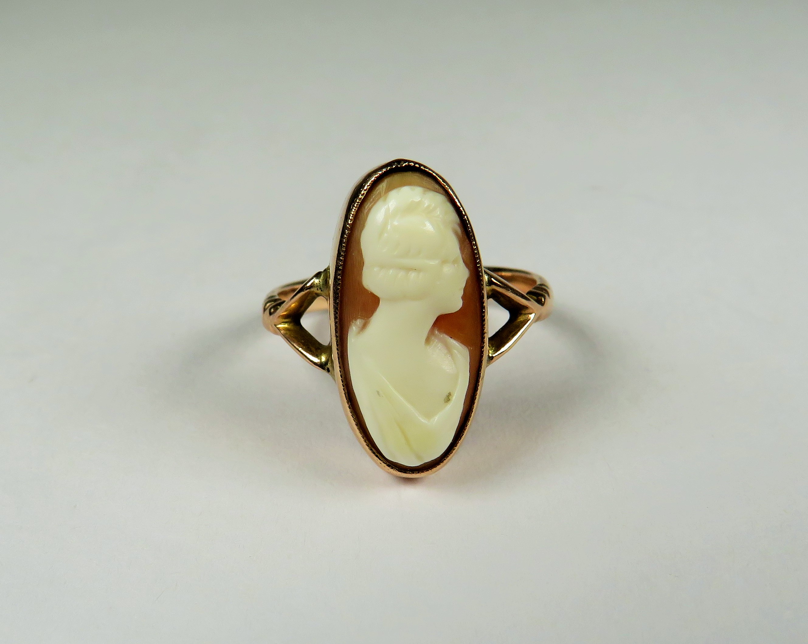 9ct Cameo Ring. Finger size 'J-5'  2.4g
