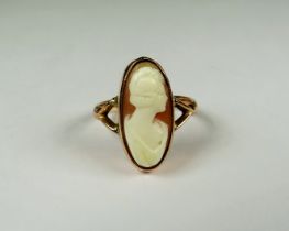 9ct Cameo Ring. Finger size 'J-5' 2.4g