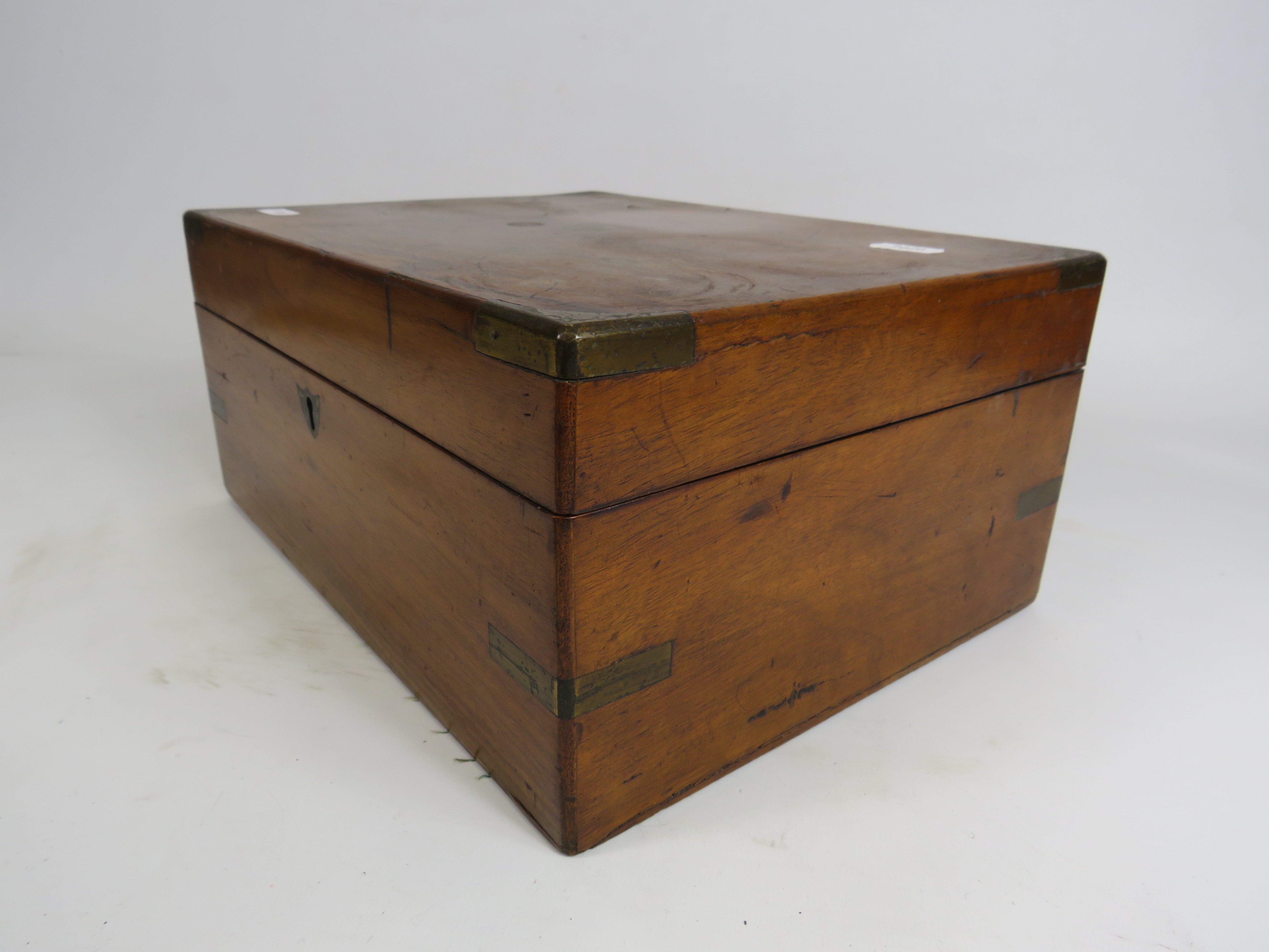 Vintage rosewood ladies vanity box with brass inlay 12" long, 9" deep and 5.5" tall. - Image 3 of 4