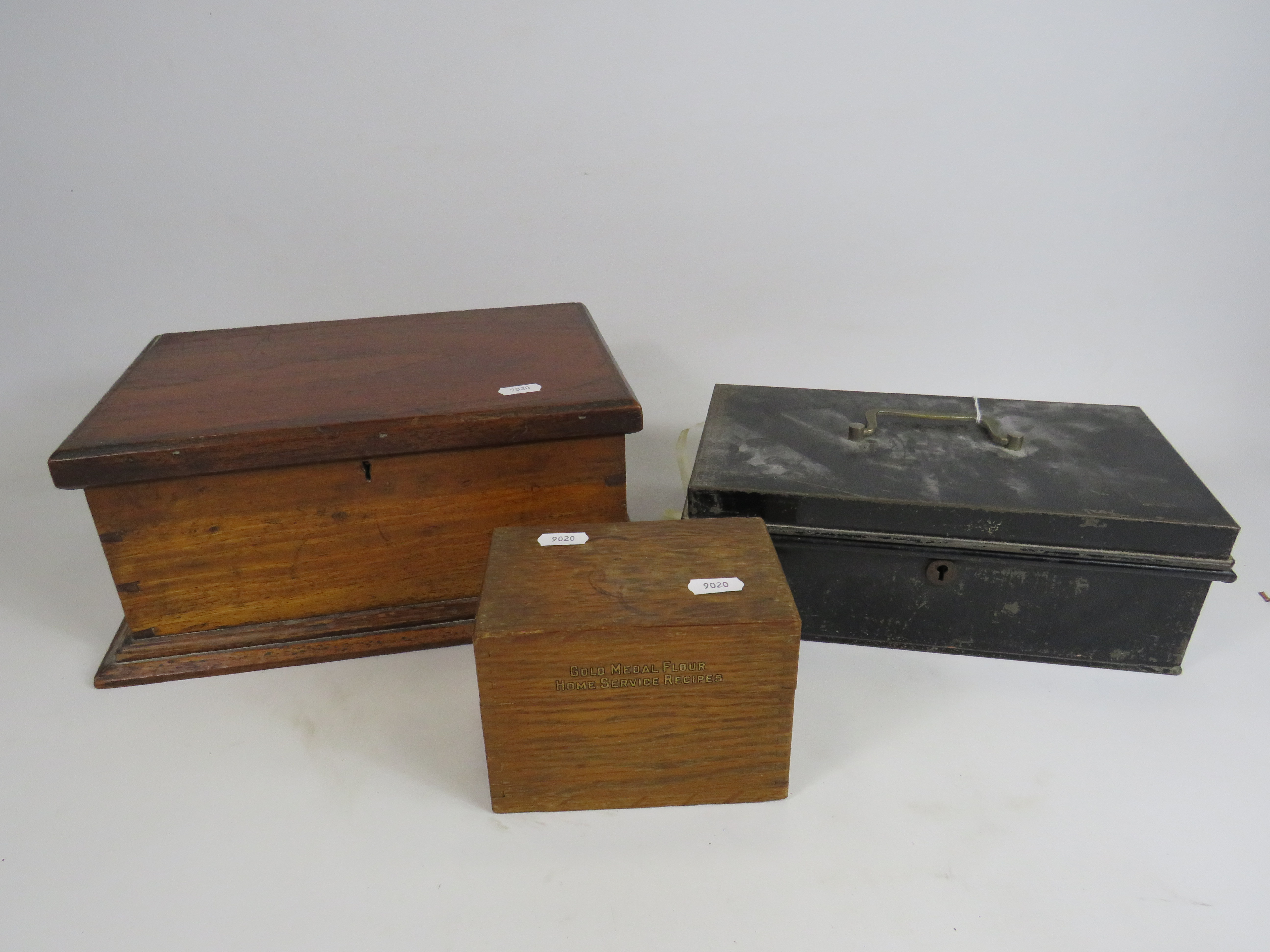 Mixed lot to include a wooden storage box, Betty Crocker menu card box and a cash tin containing