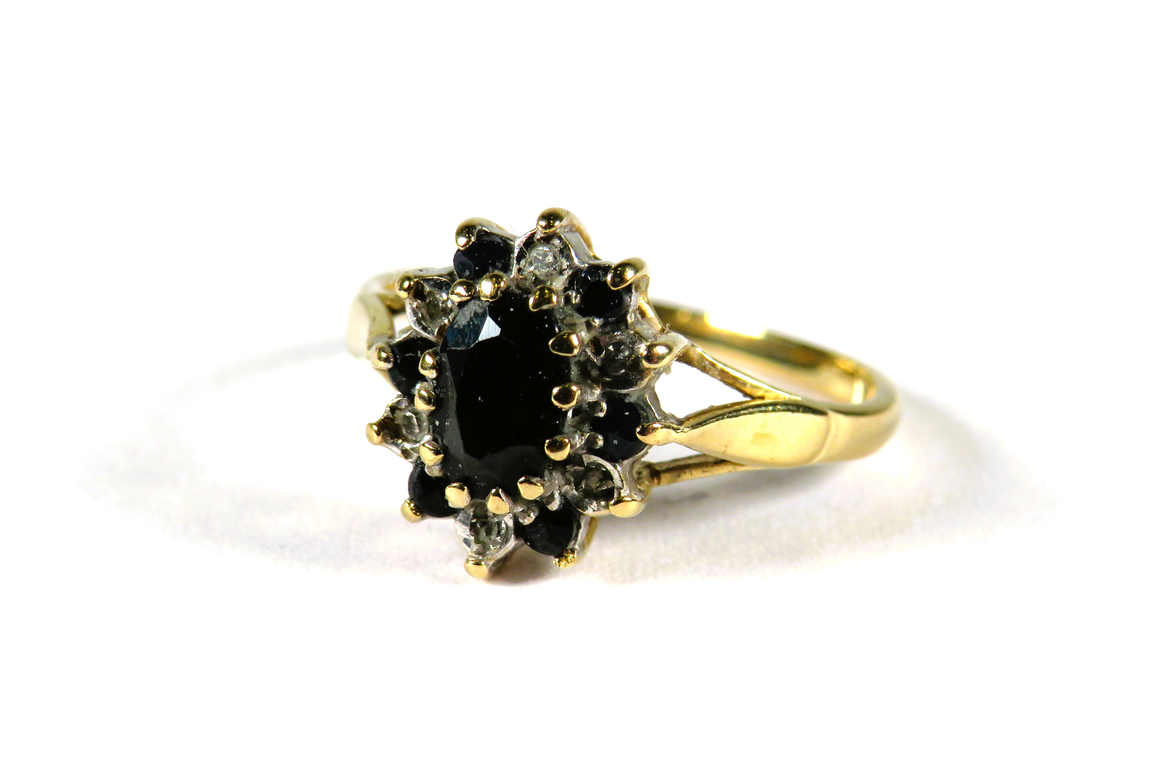 9ct Yellow Gold ring set with a central Sapphire with sapphire and Diamond surround in a flower patt - Image 3 of 4