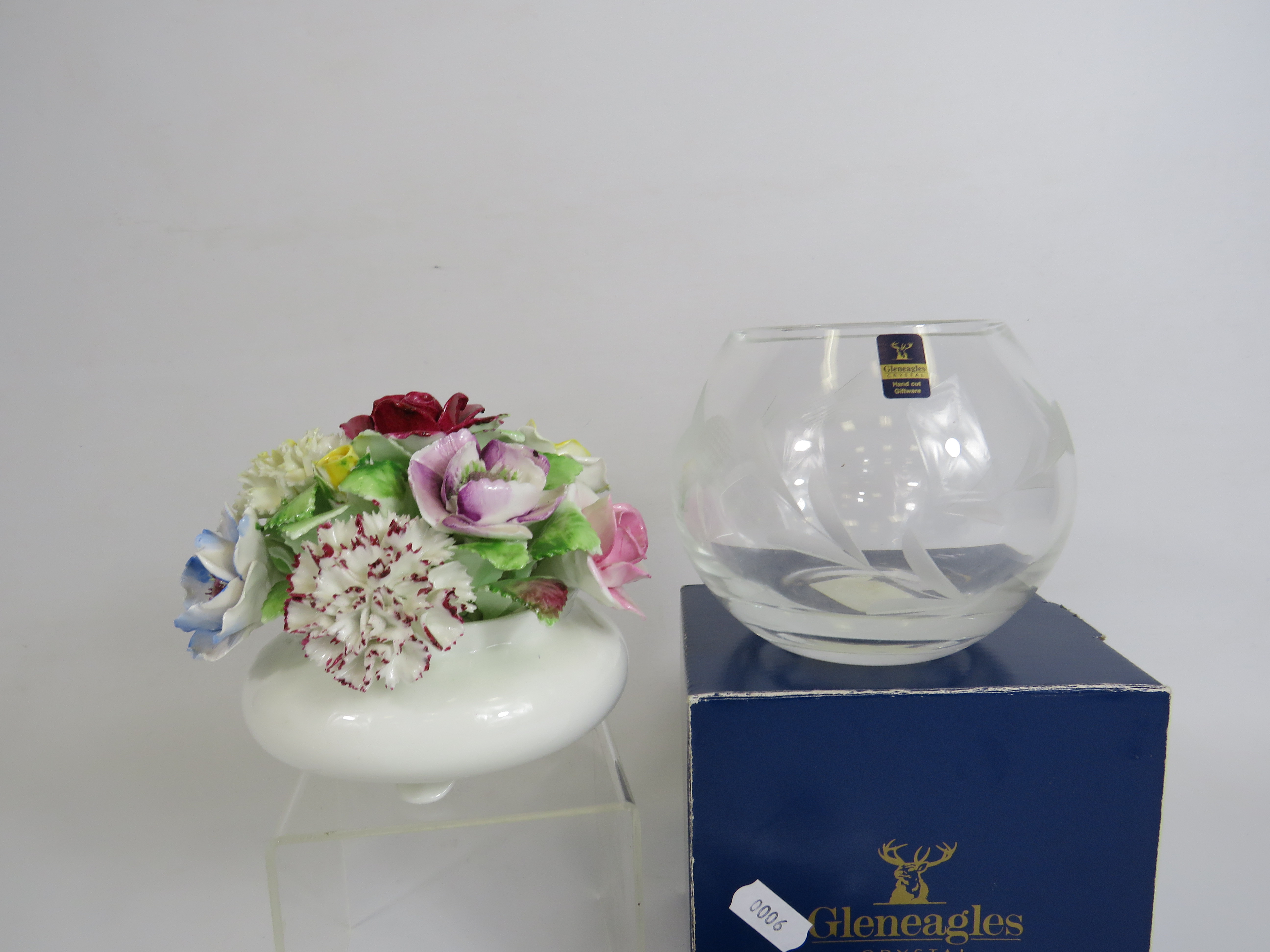 Moments by Coalport cat figurine, Gleneagles Crystal bowl and a large Royal Doulton flower posy. - Bild 2 aus 3