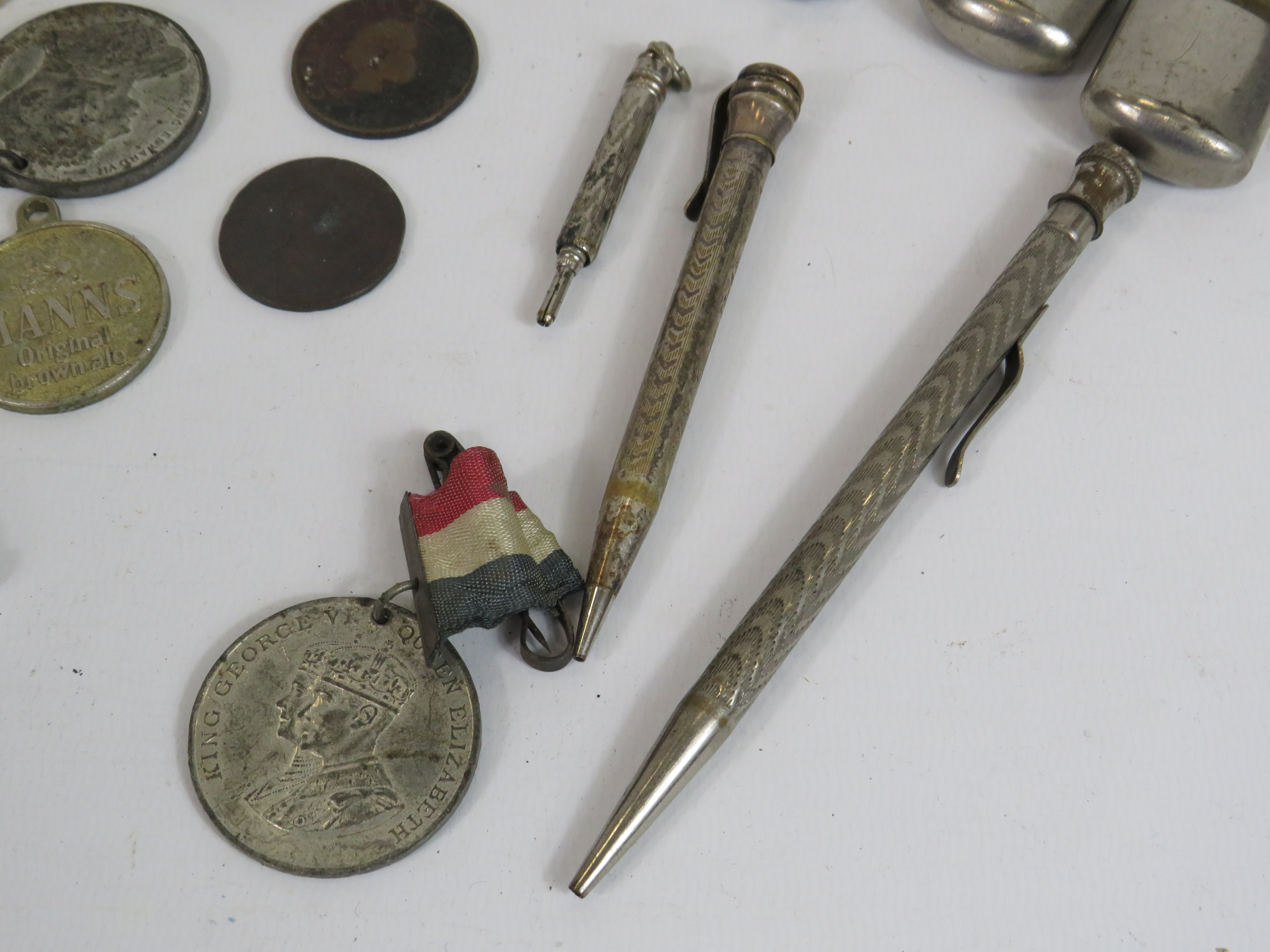 Mixed collectables lot including lighter, medals, tokens, banknotes, pencils and some silver items. - Image 3 of 7