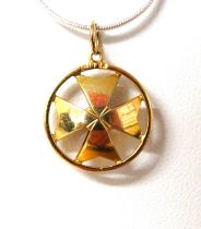 18ct Yellow Gold Circular pendand set with a Maltese Cross. Measures approx 19mm wide. 2.6g