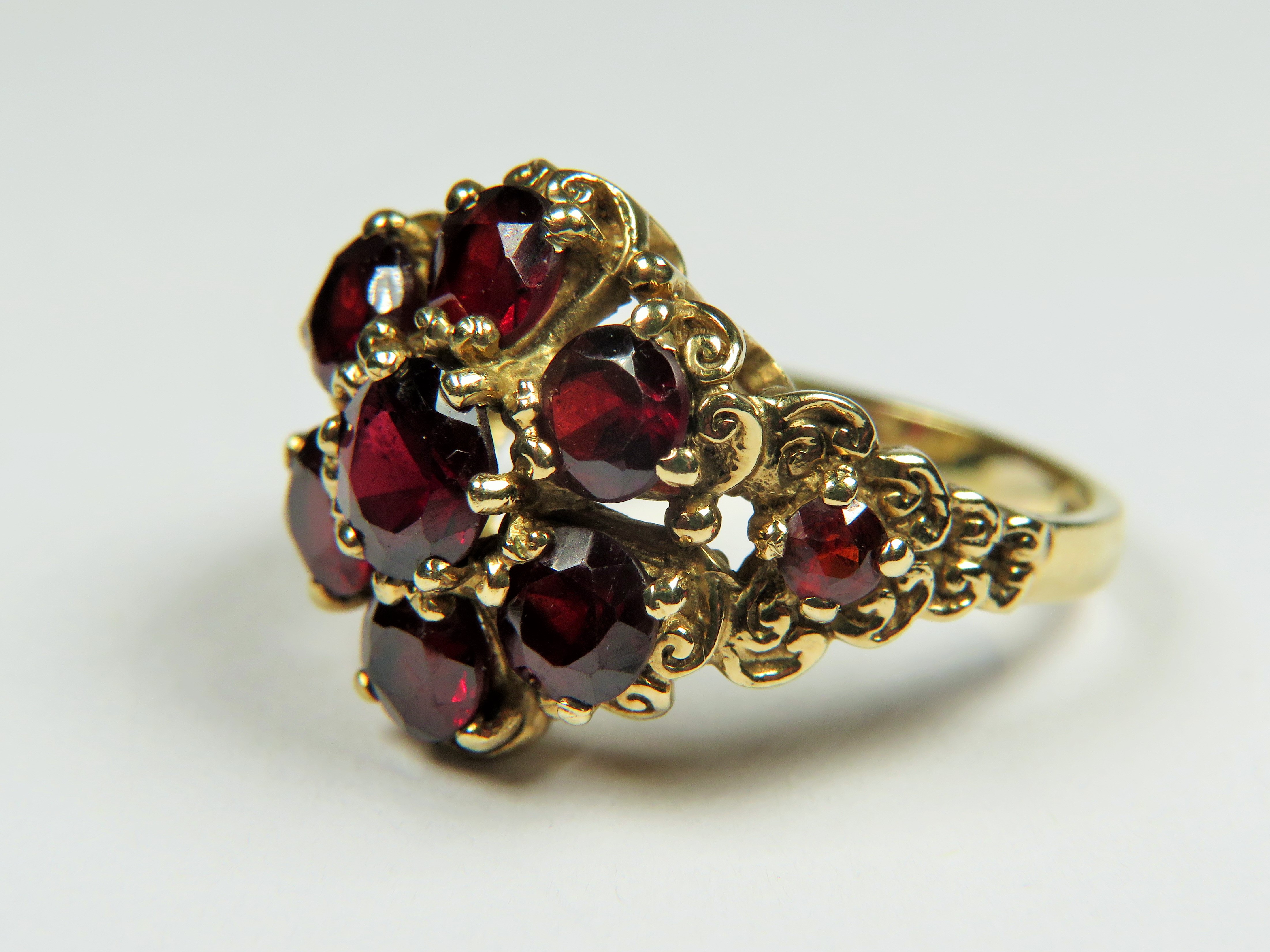 9ct Yellow Gold, Multi Garnet ring in a flower pattern. Finger size 'N'   6.1g - Image 3 of 4