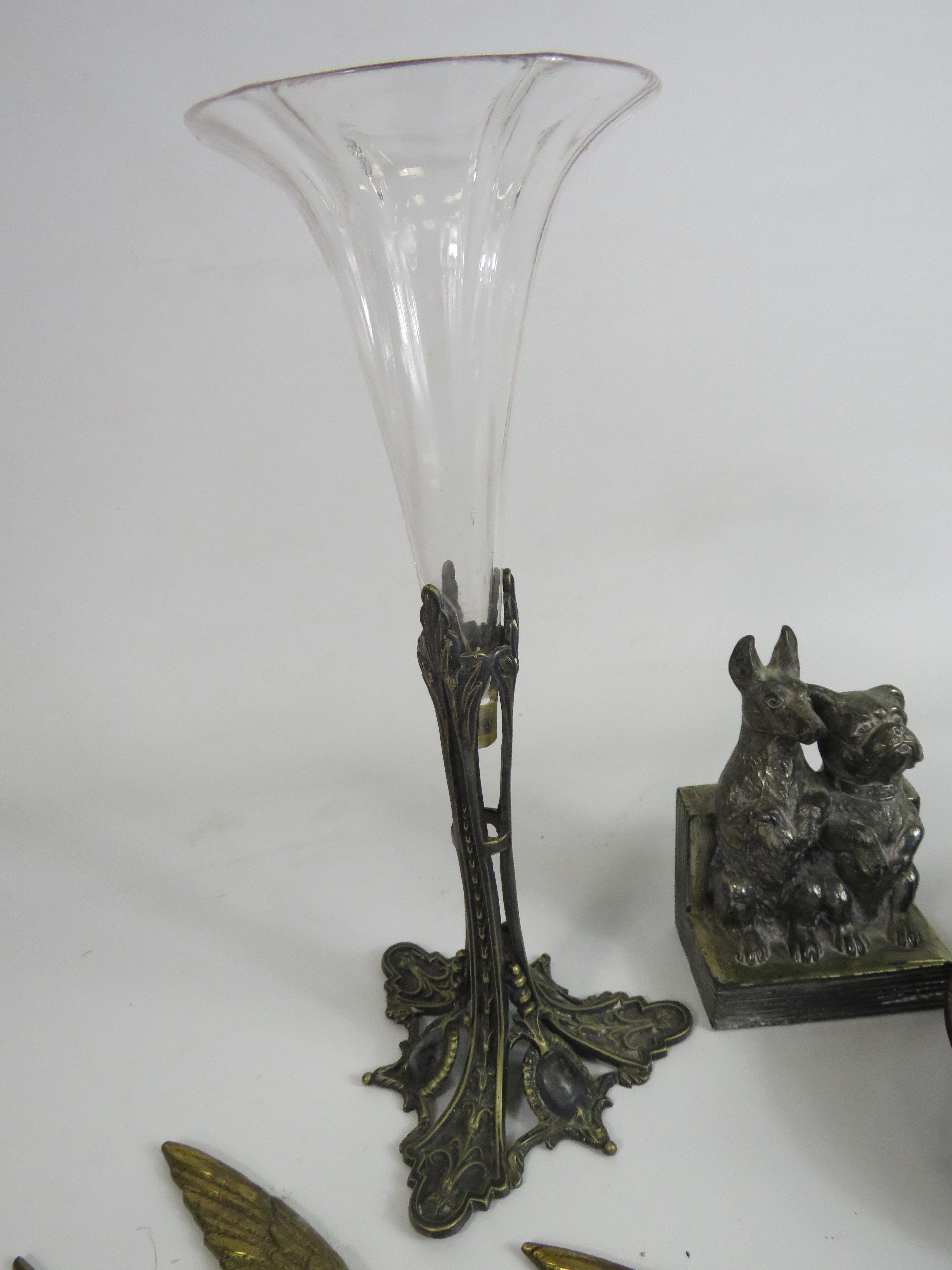 Mixed lot to include a dog nut cracker, epergne vase, brass wall plaque flying Swallows etc. - Bild 4 aus 4