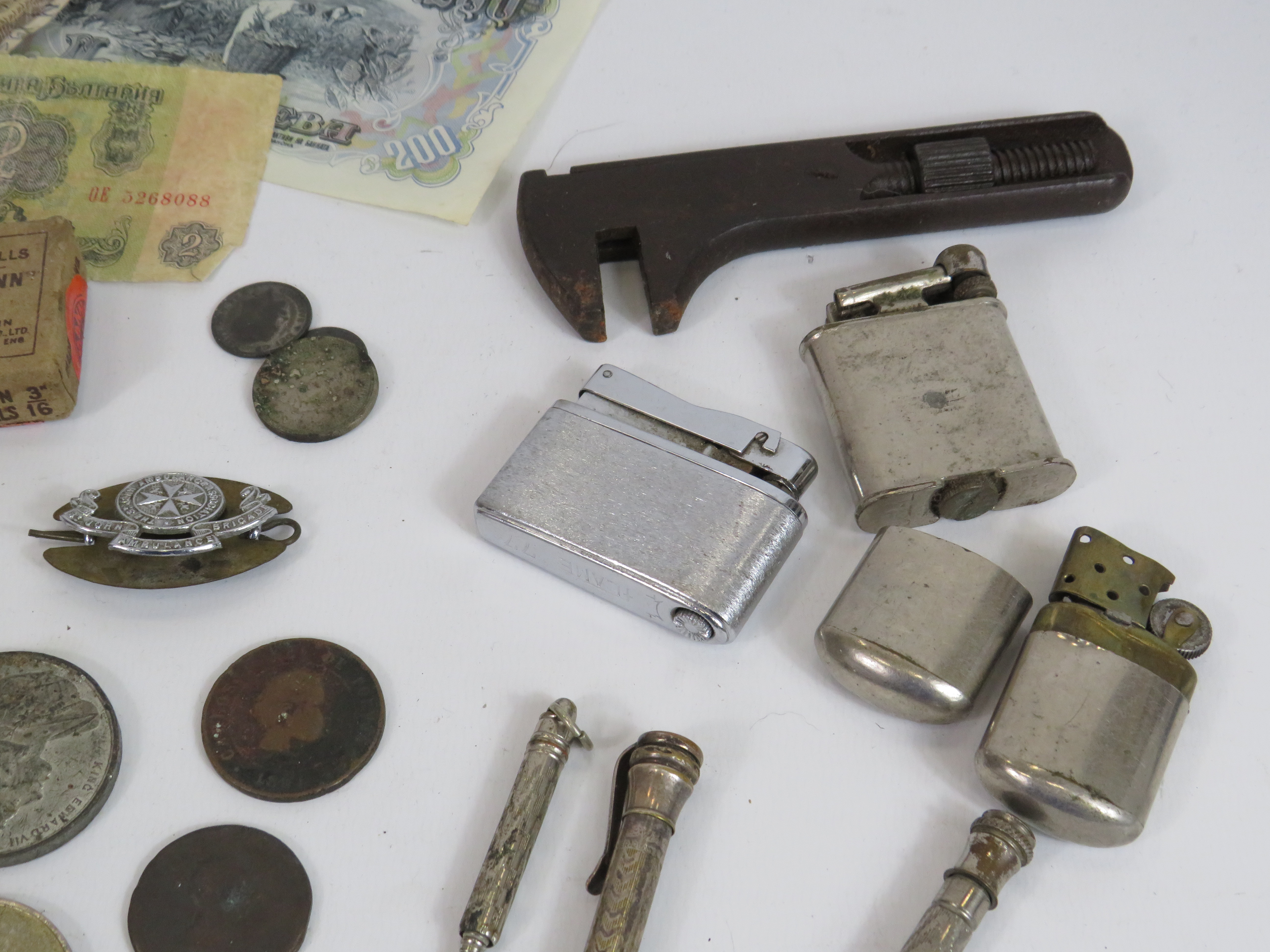 Mixed collectables lot including lighter, medals, tokens, banknotes, pencils and some silver items. - Image 4 of 7