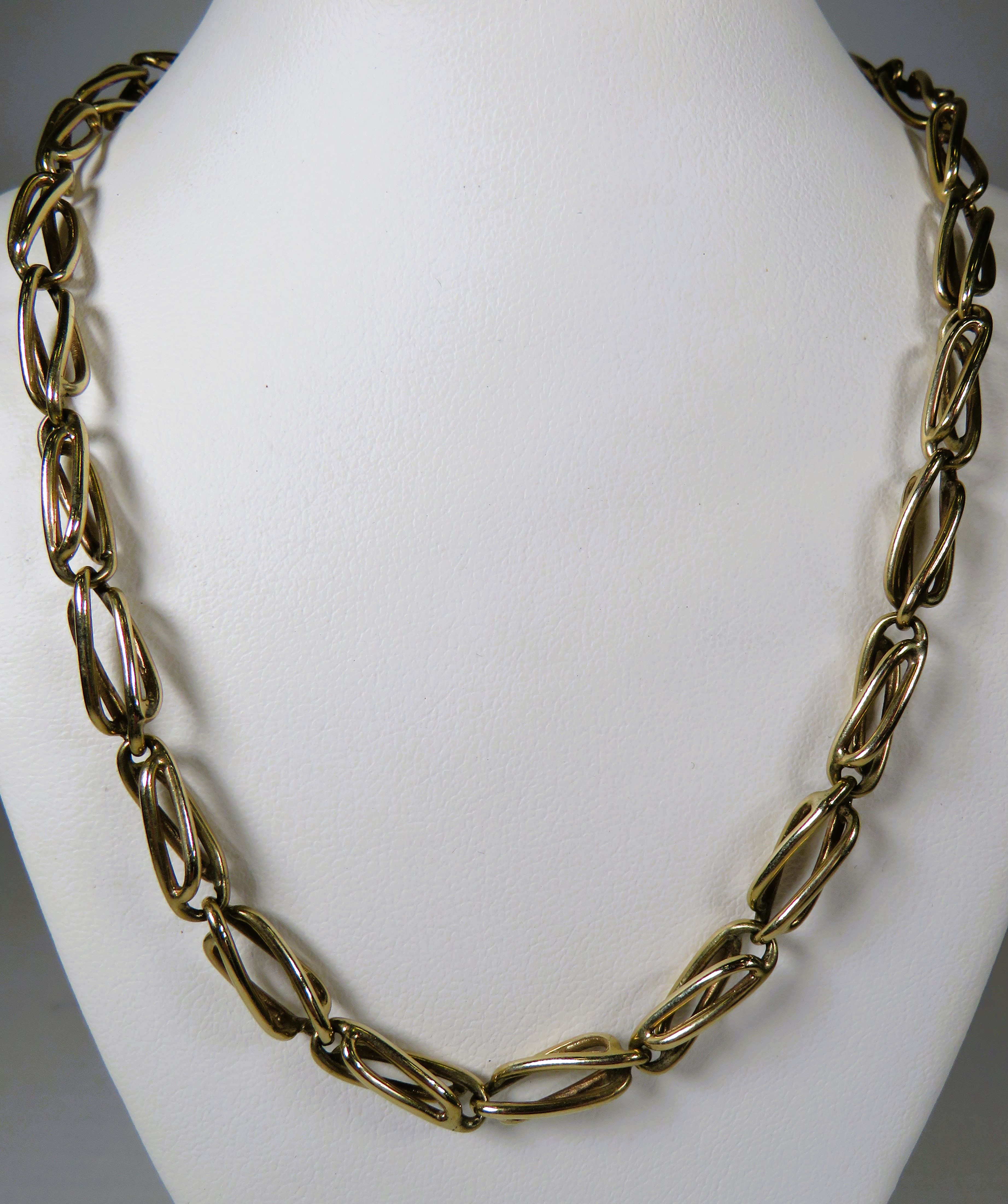 9ct Yellow Gold Chain made from Elongated Links. Measuring 18 inches long and weighs    31.2g - Image 2 of 2