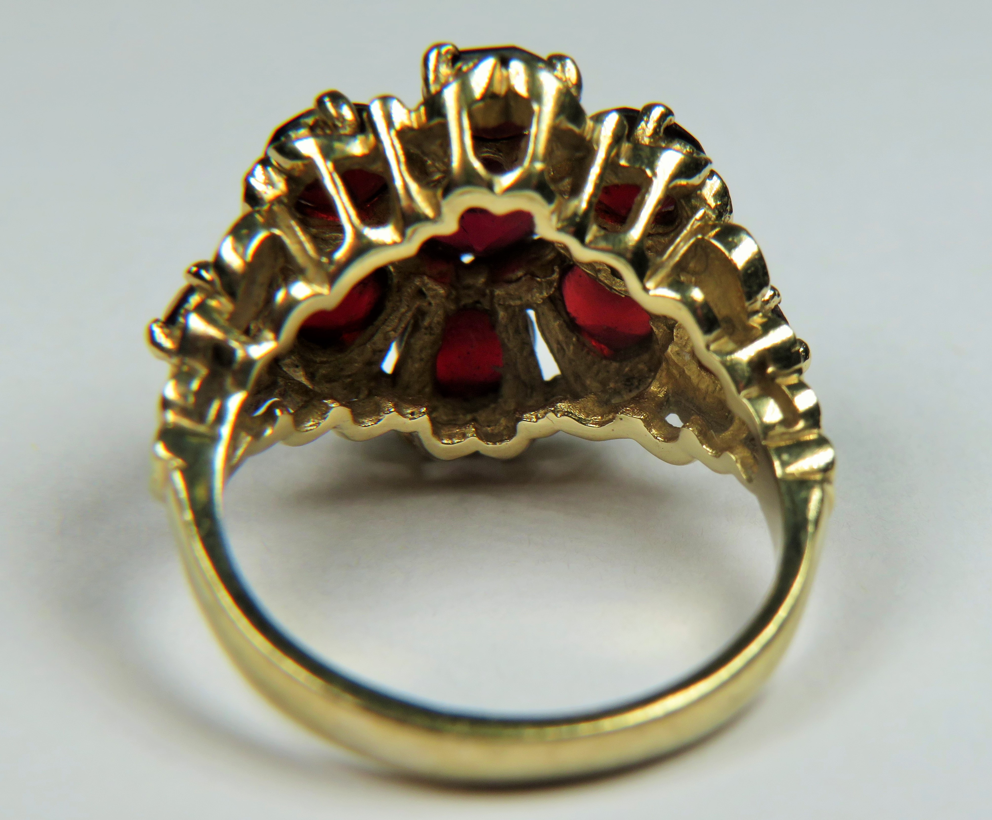 9ct Yellow Gold, Multi Garnet ring in a flower pattern. Finger size 'N'   6.1g - Image 4 of 4